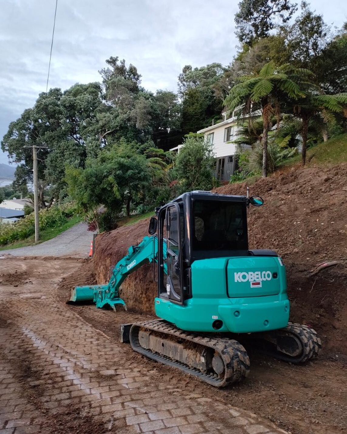 Our new 5T clocking up some hours she&rsquo;s not so clean and sparkly anymore 😅 

#coastal #digout #digging #coromandelpeninsula #cartage #haulage #transport #summer #landscaping #tairua #machinery #driveway #operator #diggeroperator #coromandel #e