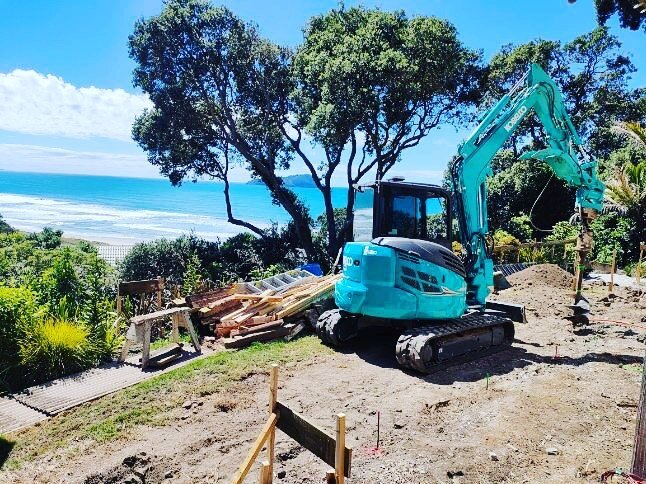 Drilling holes in Pauanui today 🕳🏠 🏝 🌊 ☀️ 

#digging #coastal #coromandelpeninsula #digout #sun #trees #equipment #summer #diggeroperator #coromandel #pauanui #excavator #waikato #digger #views #excavation #kobelco #residential #pauanuibeach #bea