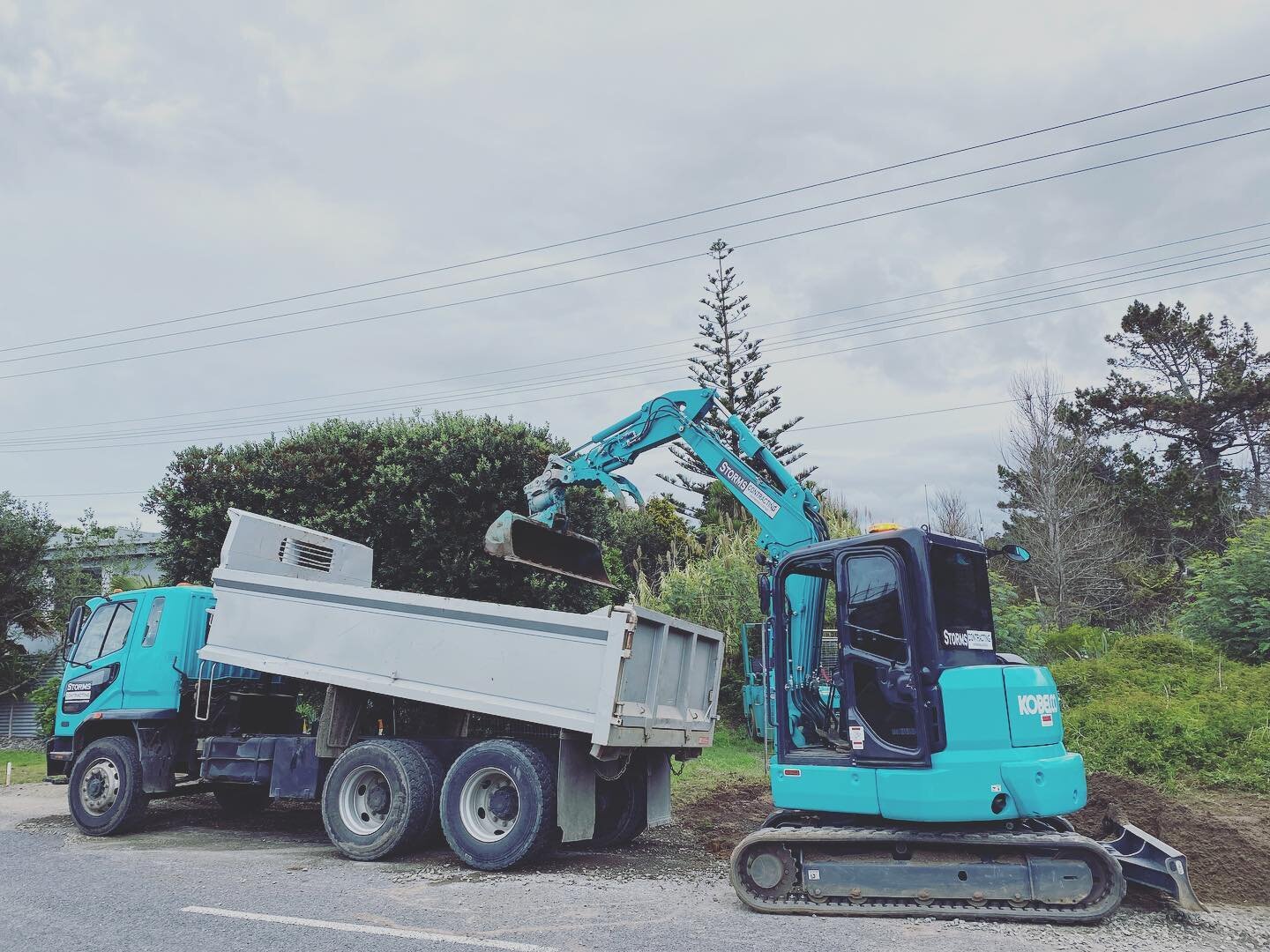It&rsquo;s been a while! 

#5tdigger #digger #operator #carting #loading #truck #covidsucks #plantoperator #kerbandchannel #road #nz #coromandel