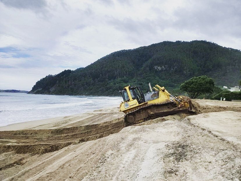 Our bulldozer out looking for pipi on Pauanui beach 🏖 🦪

#bulldozer #operator #pauanui #beach #nz #coromandel #beachtidy #sandcastles #excavation #operating