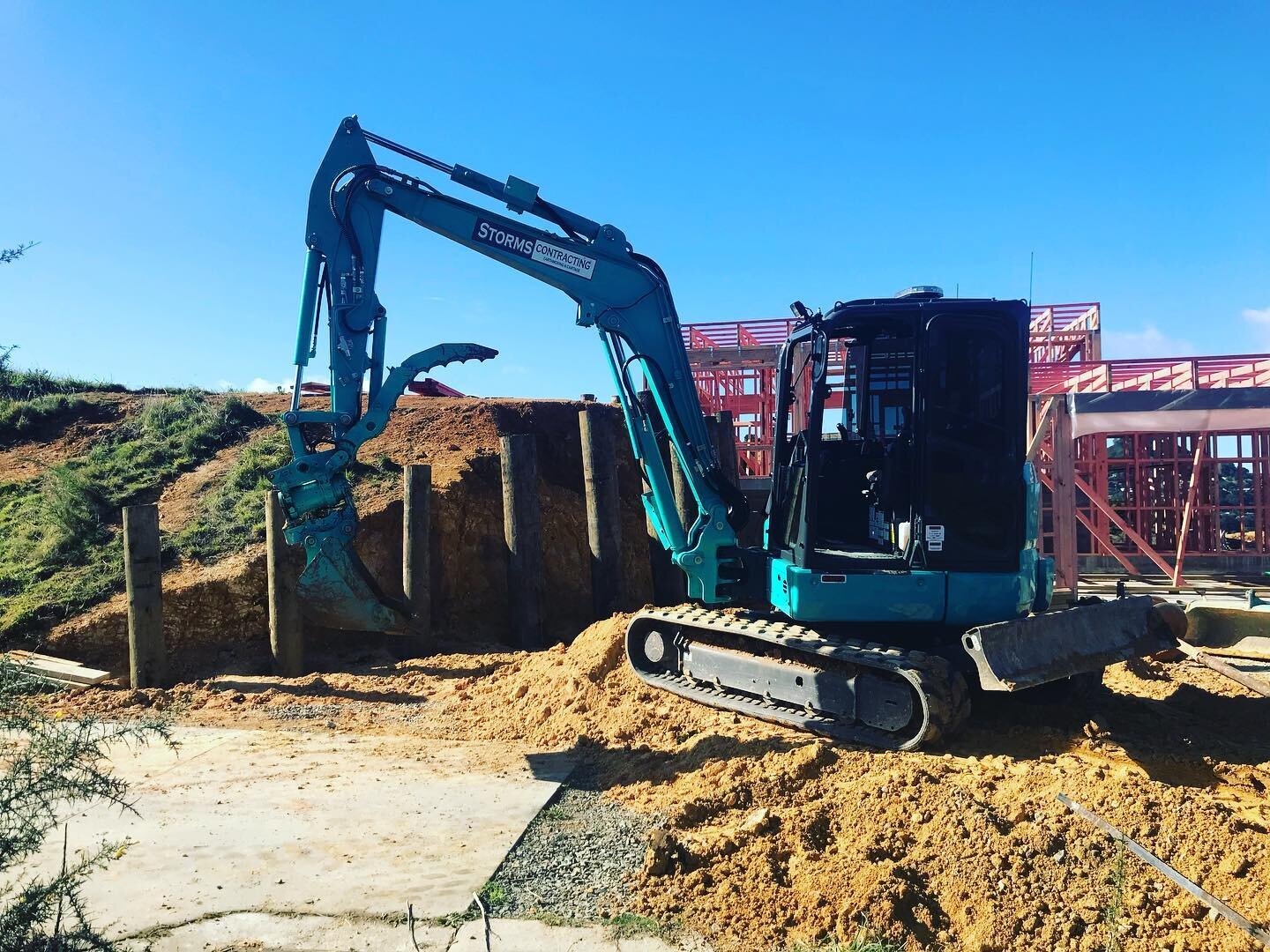 Chilly with a hint of sun ☀️ 5T shinning out in Tairua drilling 3.5m holes for 7m poles with our 600 auger. 

#digger #operator #diggeroperator #excavation #drilling #retaining #residential #nz #sun #autumn #coromandel #tairua #havenhomes #5tdigger #