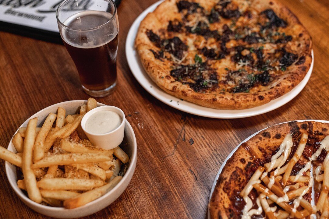$15 PIZZA NIGHT 🍕 Specials menu available tonight alongside our new bites menu! #italianpizza #beerontap