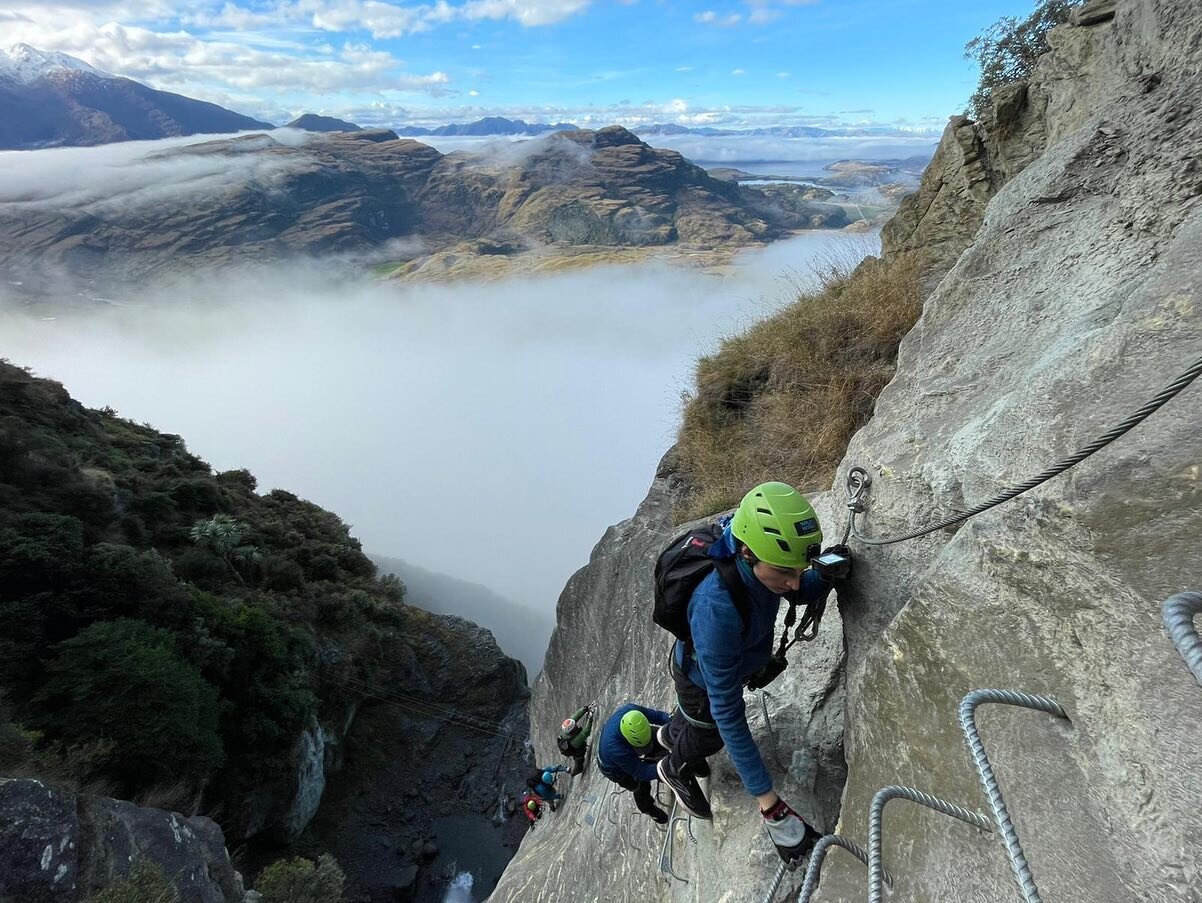 Above the clouds.. the sky is always blue 😎#wildwirewanaka #wildwire #wanaka #abovetheclouds #inversioncloud #lordoftherungs 
#dosomethingnewnz
#backyourbackyard
#nzmustdo
#lovewanaka
#wildwirewanaka 
#experiencenotstuff #climbing #nz #purenz #nzwin