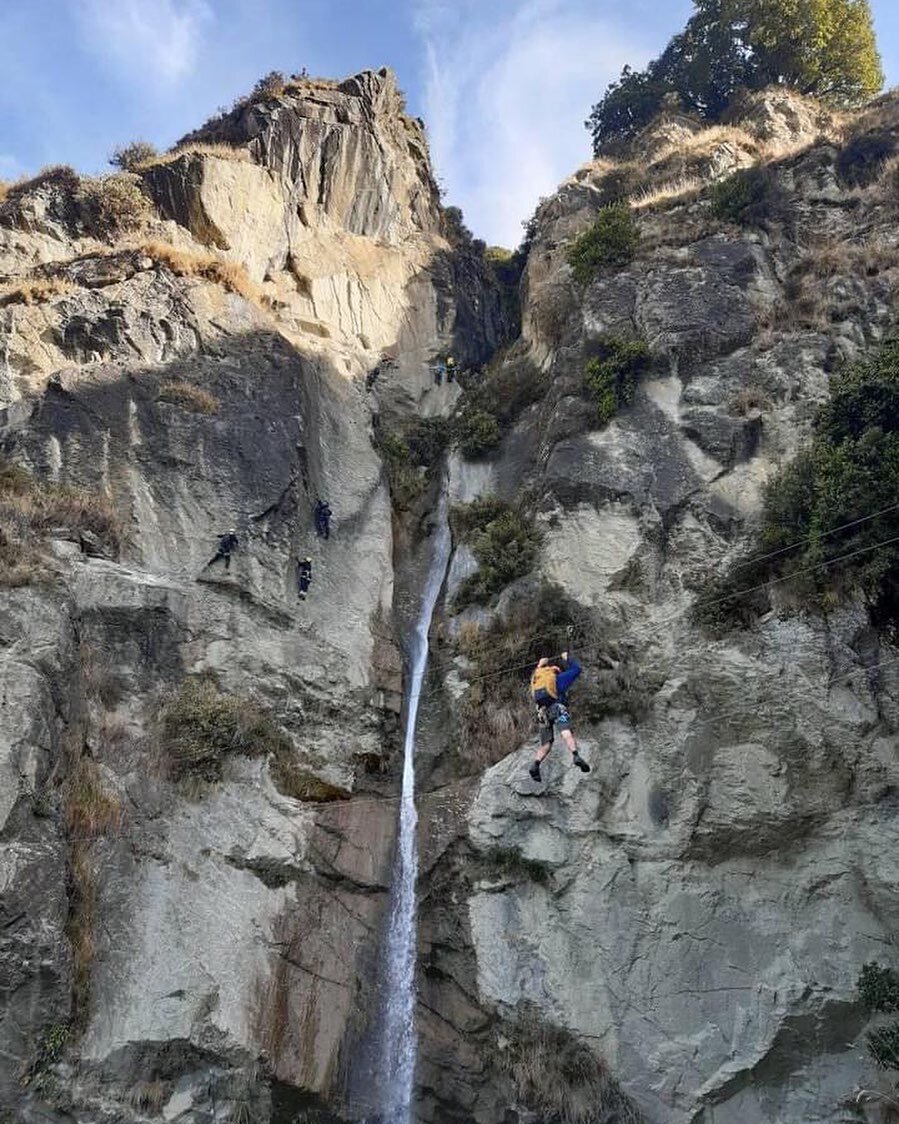 How many climbers can you count? 🤔 

#lordoftherungs #wanaka #wildwirewanaka #climbing #viaferrata #nztravel #waterfall #rockclimbing #nzmustdo #backyourbackyard #experiencenotstuff