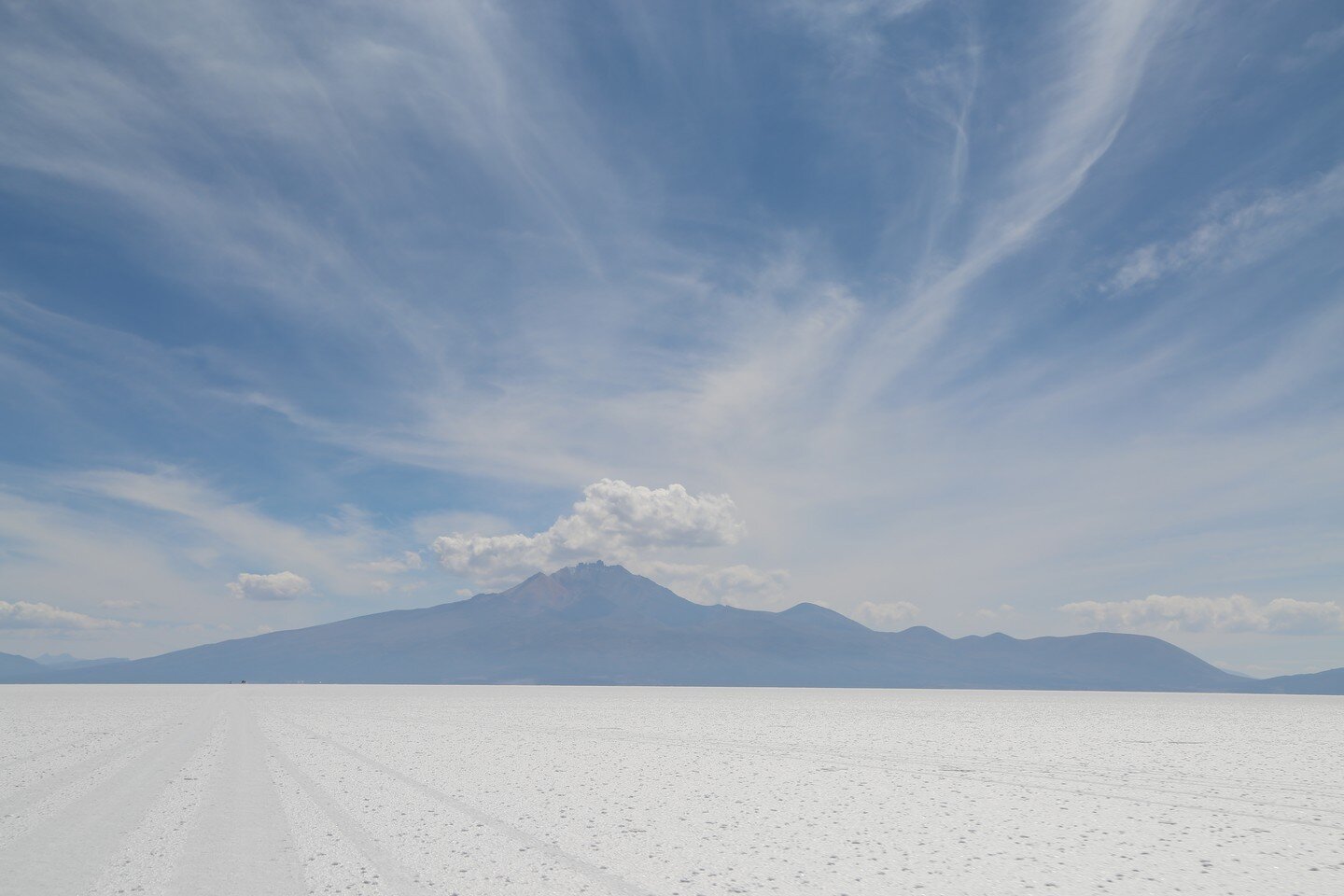 Salar de Uyuni, Bolivia. 
* 
* 
* 
* 
* 
#peru #bolivia #aracaritravel #aracariperu #travelinspiration #discoversouthamerica #luxurylifestyle #culture #meettheworld #travelcommunity #visitperu #travelperu #perutravel #slowfashion #responsiblefashion 