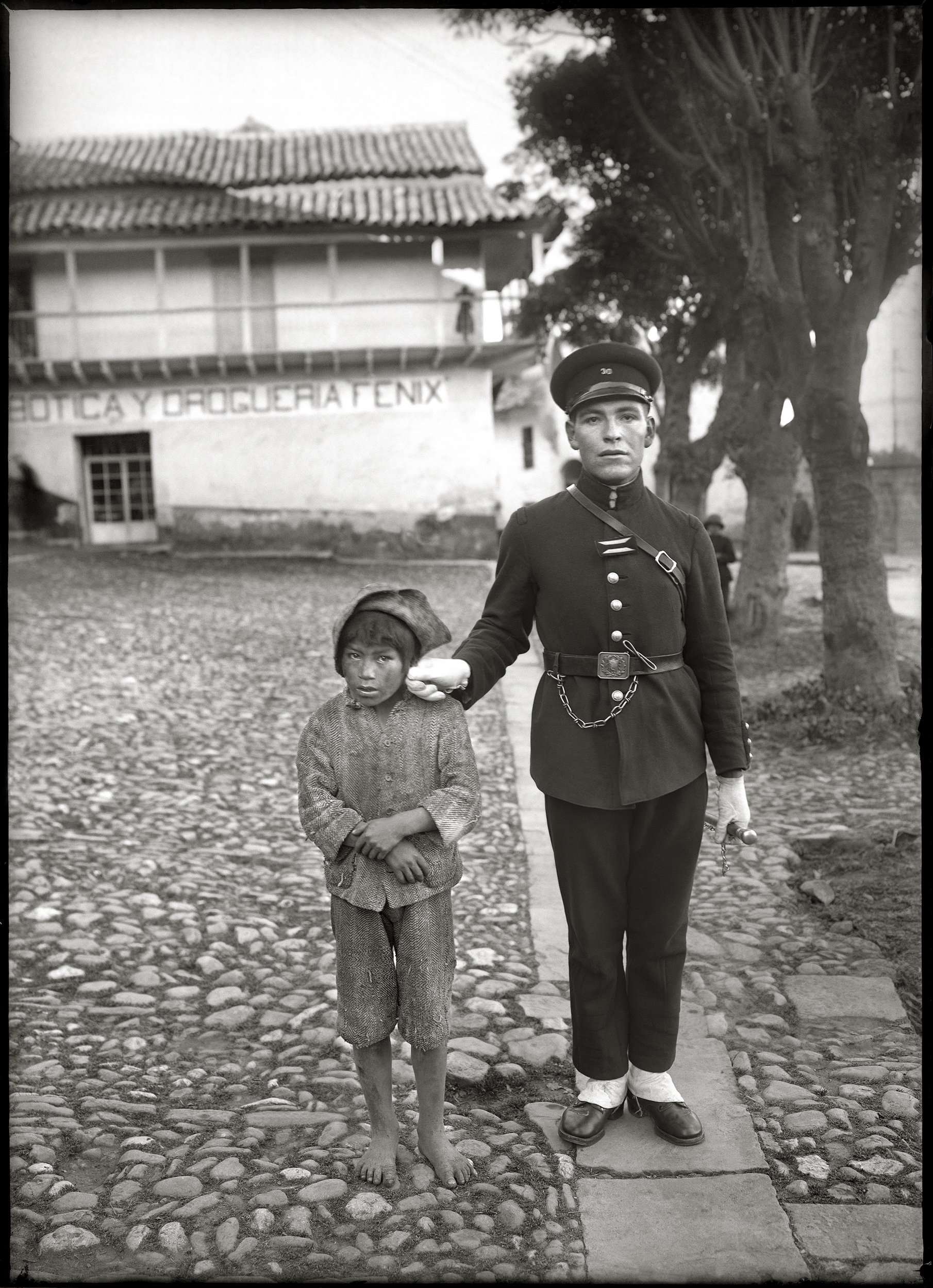 Policía arrestando a niño.imp.jpg