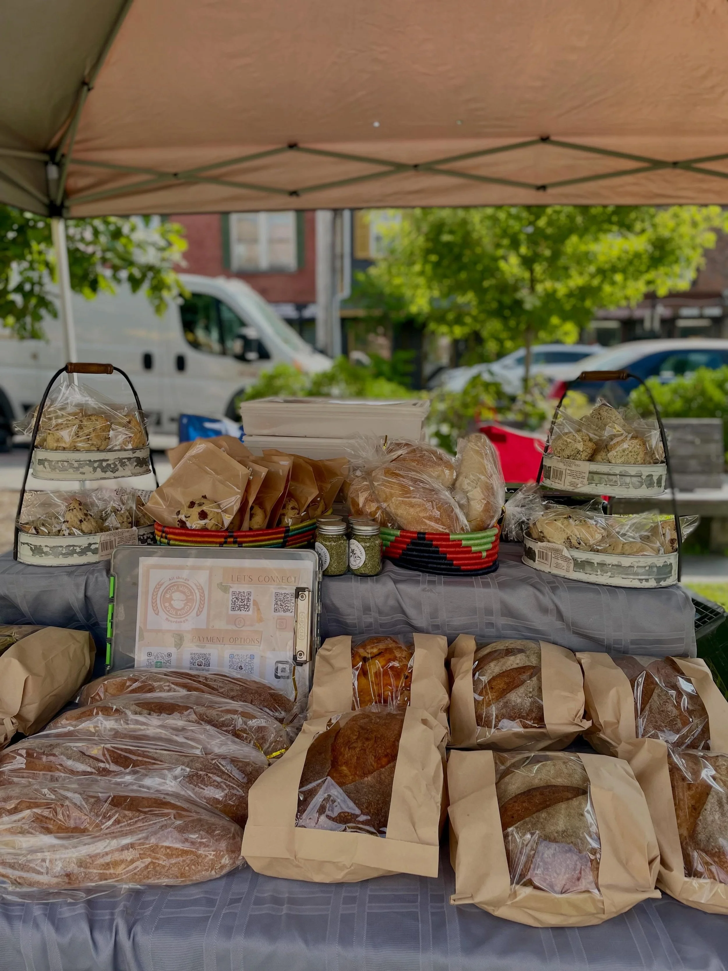 Flour, water, salt. That&rsquo;s it. Sure, there&rsquo;s everything bagel and rosemary garlic, but it&rsquo;s the sourdough you keep coming back for. Again and again. @bodymind1sourdough returns this Saturday.  10-3 on the Safe Harbors Green 💚