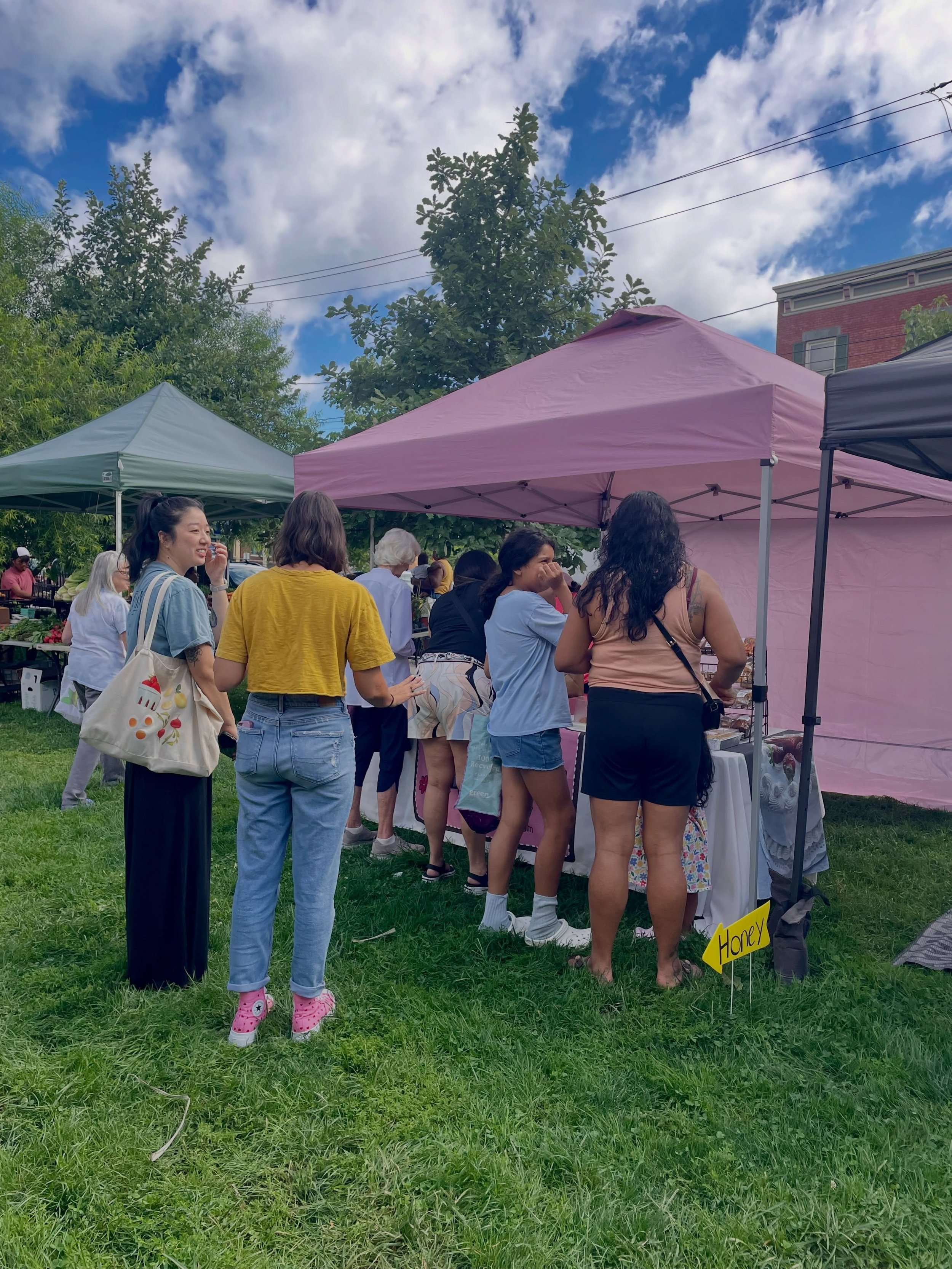 The word is out: @bestfudgincakes has THE best fudgin&rsquo; cakes. And pies. And honey buns. And focaccia. And brownies. And&hellip;okay, you get the idea. 😋
If you know, you know. If you don&rsquo;t? Get there early. The line starts at the pink te