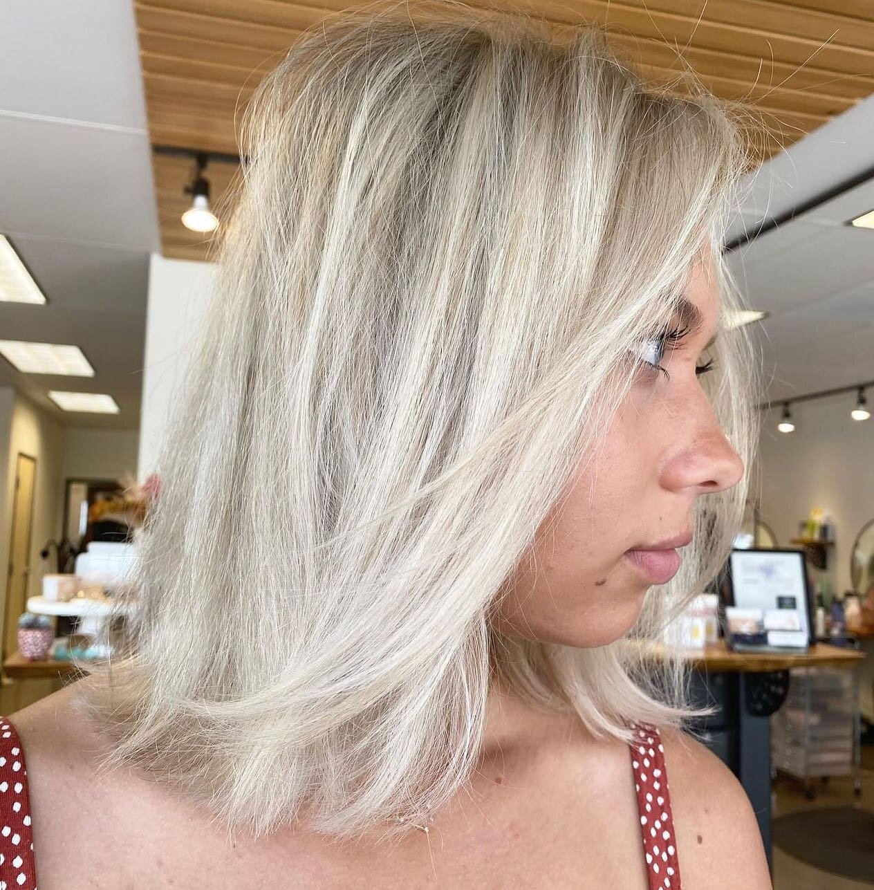 FRI&bull;YAY ❣️
{blonding by @kyracorrinebeauty} 
DM your stylist to schedule your next hair appointment! 
.
.
.
.
#pdxhairstylist #oregoncitysalon #oregonhairstylist #blonding #hairgoals #blondeinspo #highlights