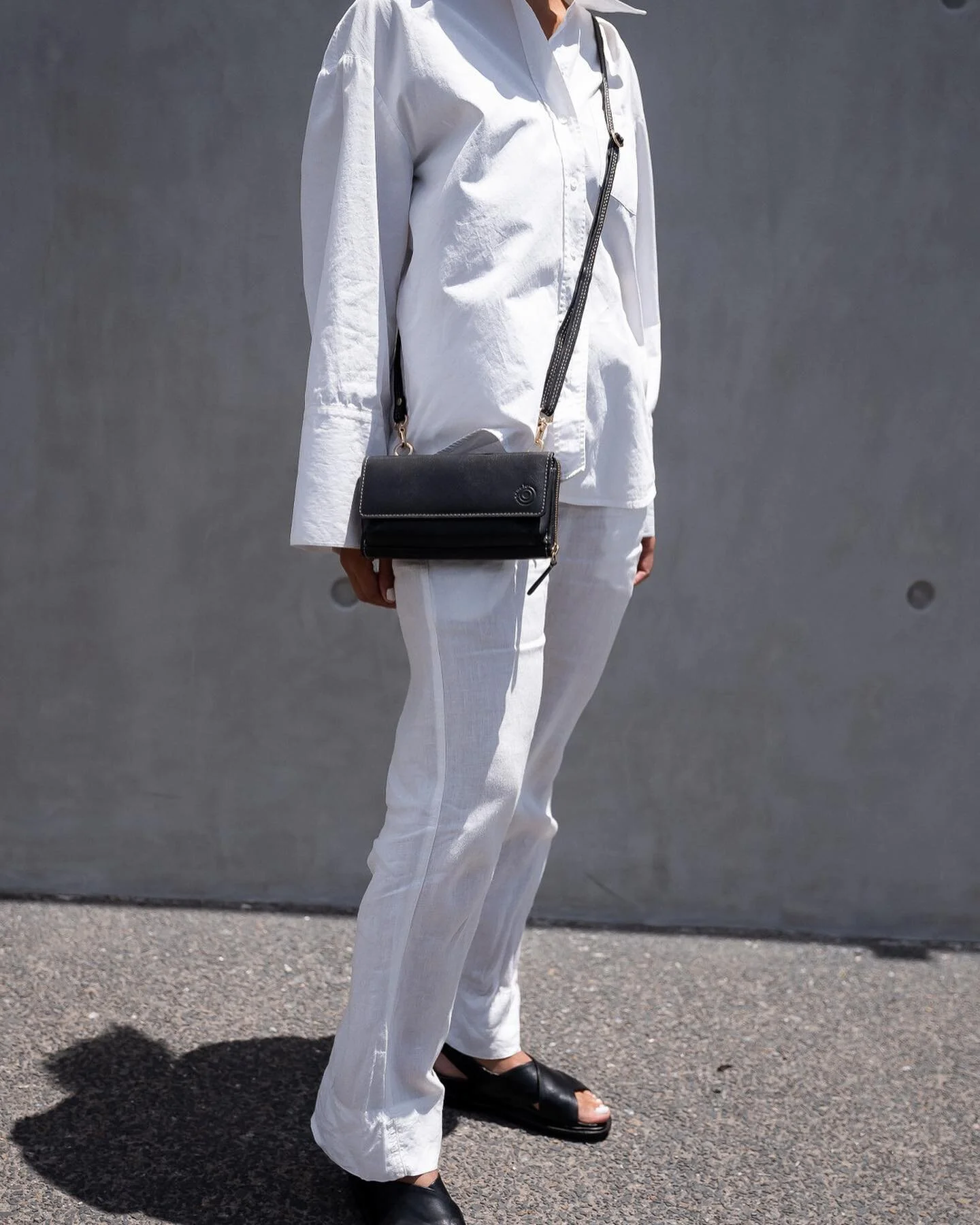 The Anvi Cross Body Bag - in Black Fennel