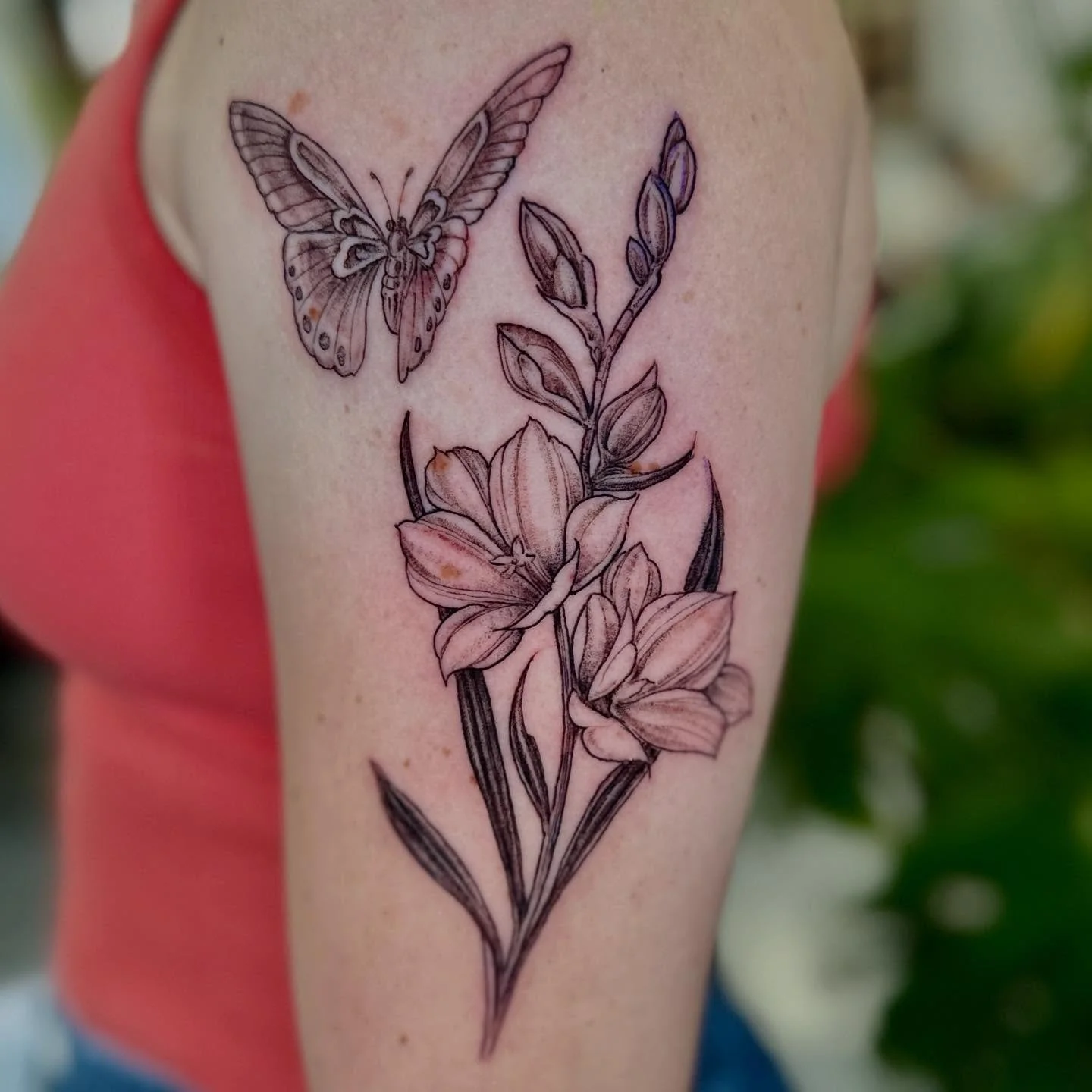 Butterfly and flowers for Jenna picked from available designs. Thank you Jenna! 

.
..
&hellip;
&hellip;
#finelinetattoo #tattoo #fineline #tattoos #ink #tattooartist #inked #tattooart #art #tattooideas #tattooed #tattooing #chicago #chicagotattoo #c