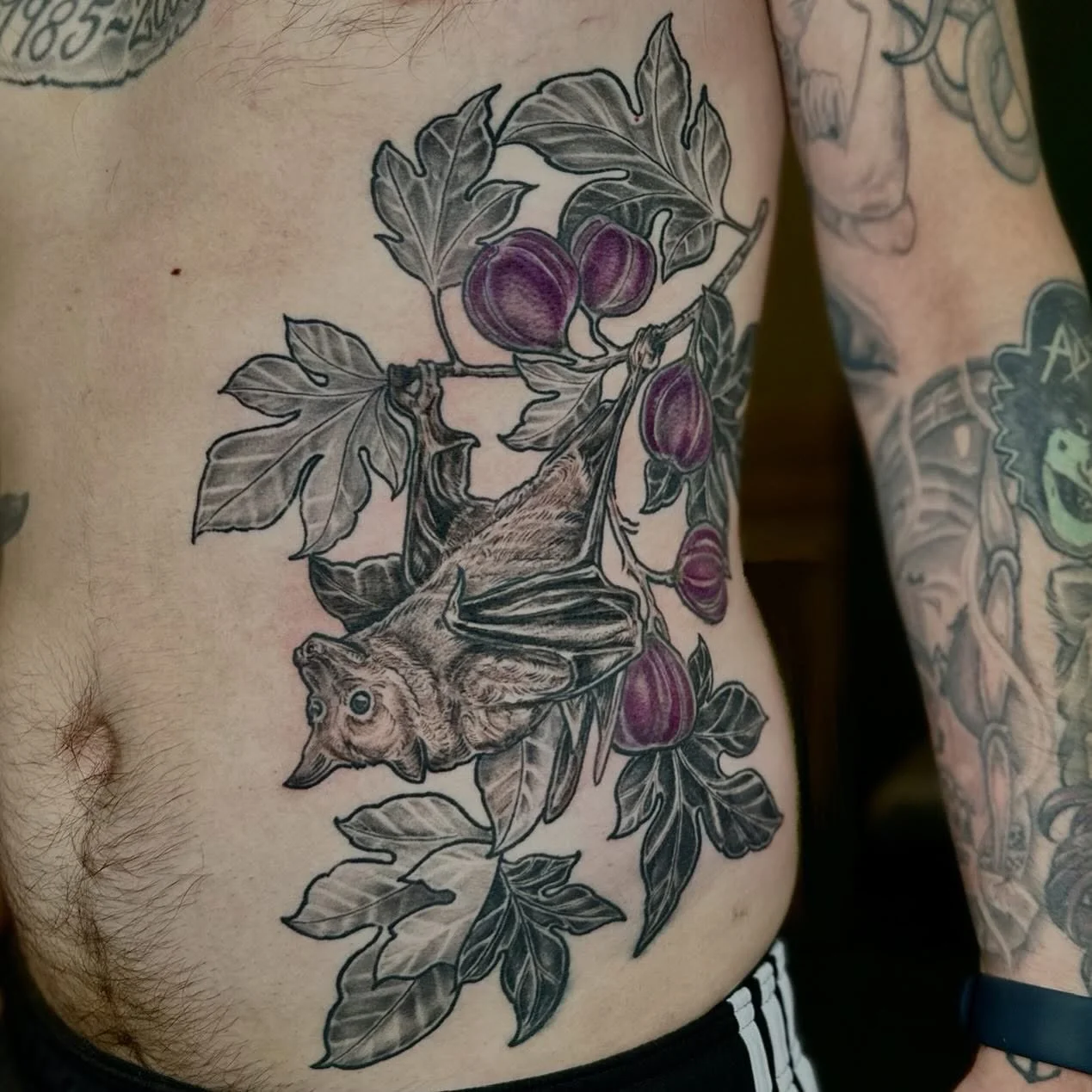 A bat in the figs for my friend Pablo @mire.tattoo 

#chicago #tattoo #chicagotattooartist #chicagosbesttattooartists #bat #battattoo #fig #figtree #logansquare #lakeviewchicago #jeremygoldentattoo #jeremygolden