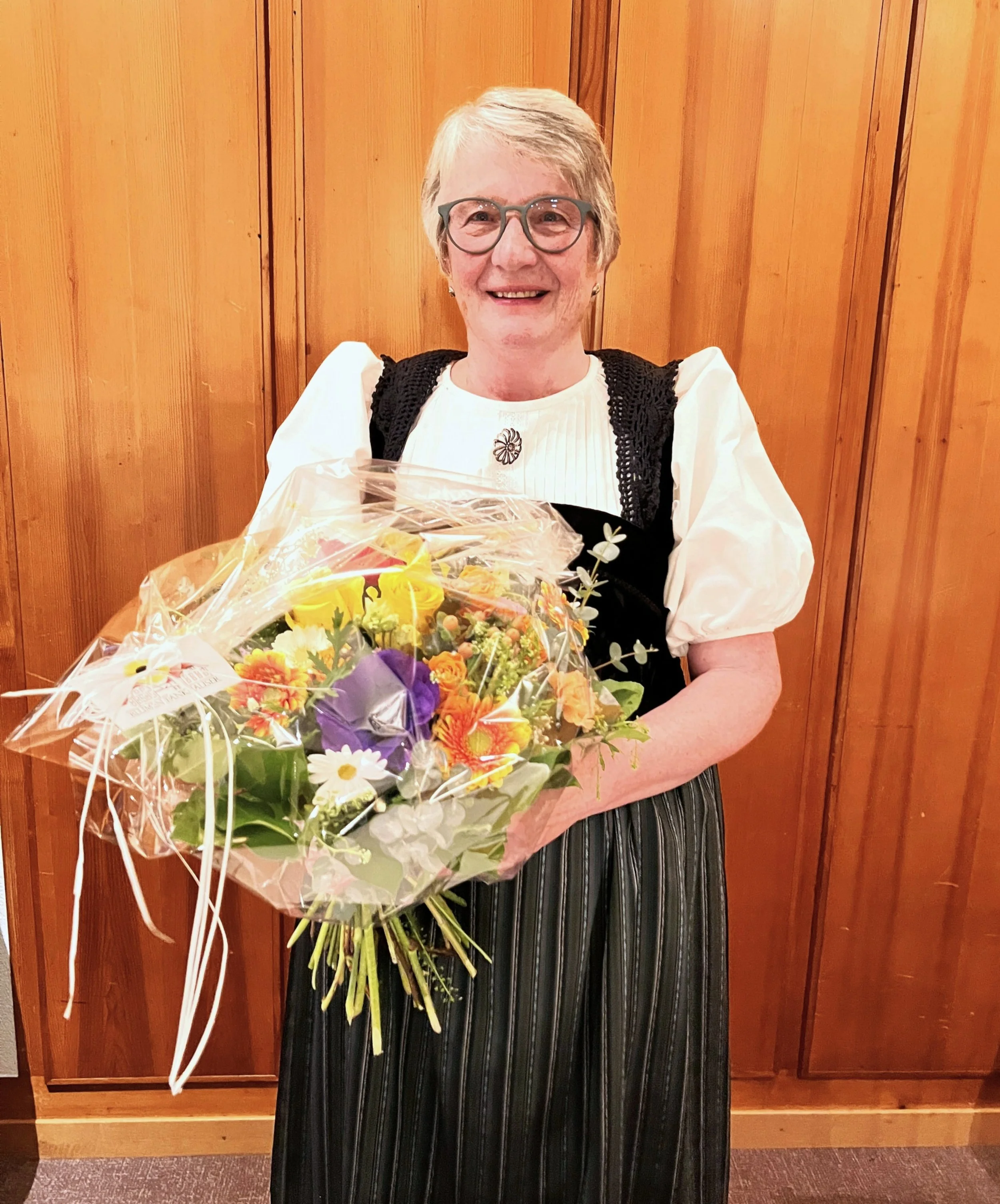 Bild 2) Irène Kämpfer, abtretende Kassierin und neues Ehrenmitglied..jpg