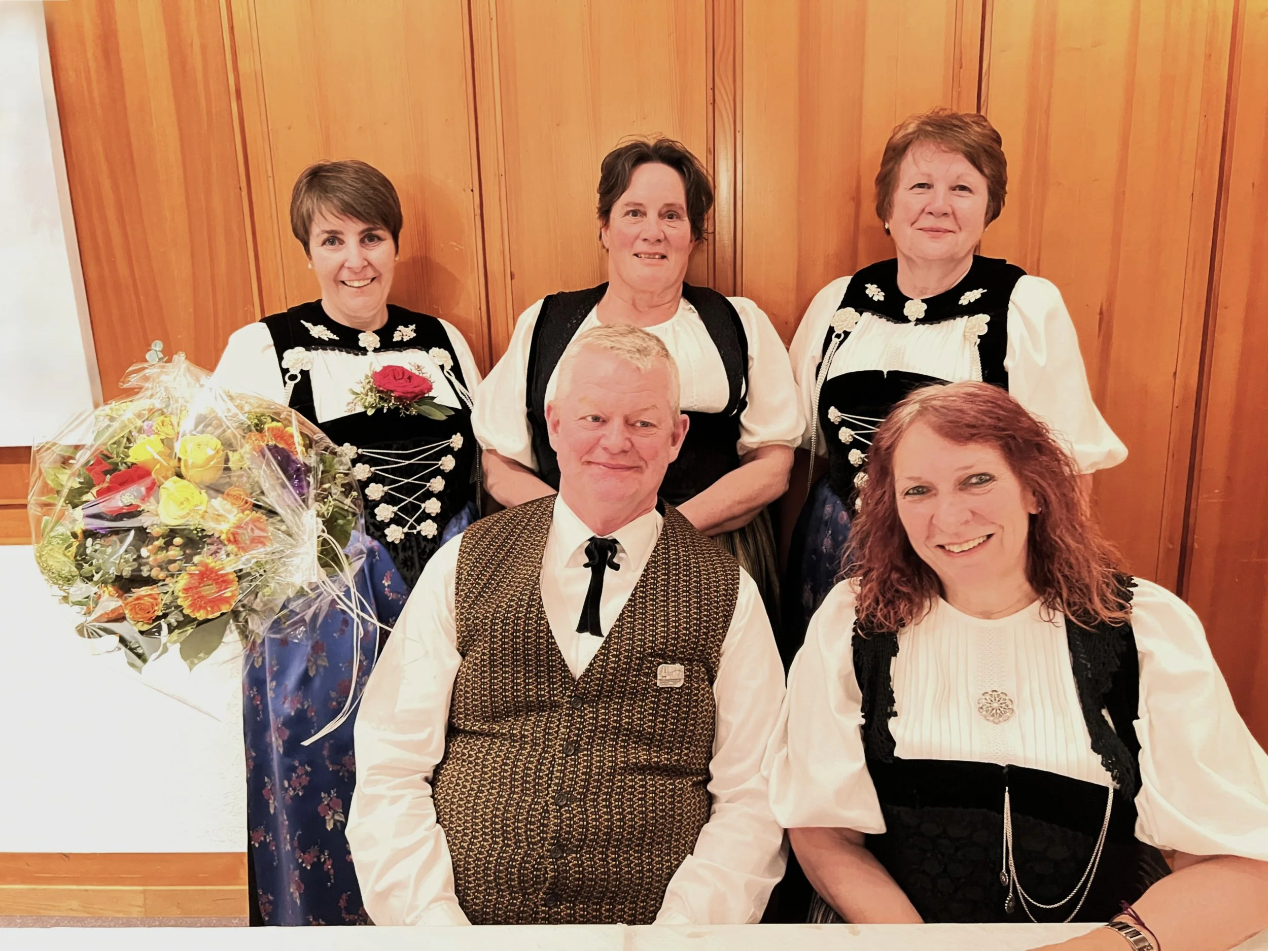 Bild 1) Vorstand. Hinten v.l. Nicole Rösch, Ursula Blatter,  Vreni Kämpfer. Vorne, Hans Kiener und Beatrice Christen..jpg
