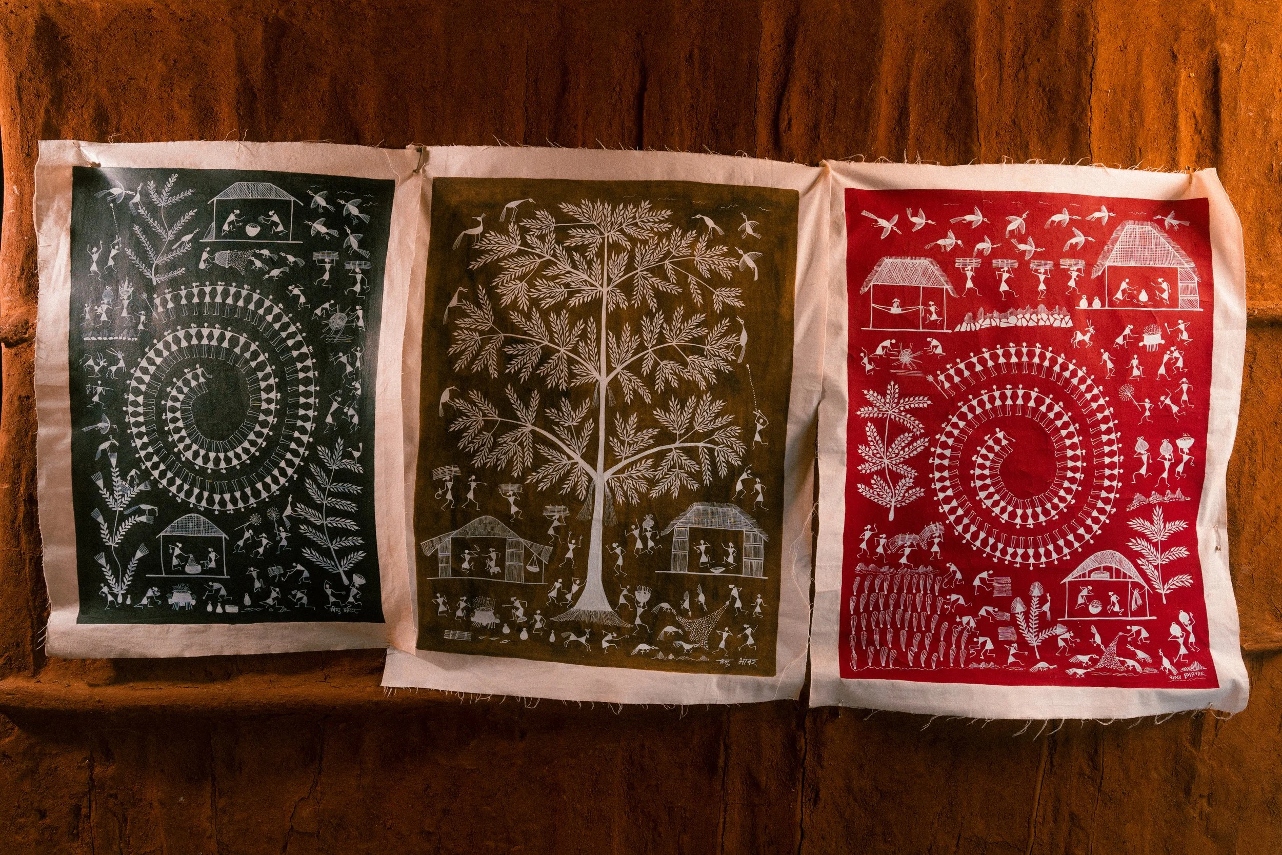 'Warli Chittrakala'
A traditional art form depicting the circle of life and appreciation for mother nature. Often painted by the members of the Warli tribe to decorate their homes during special occasions.