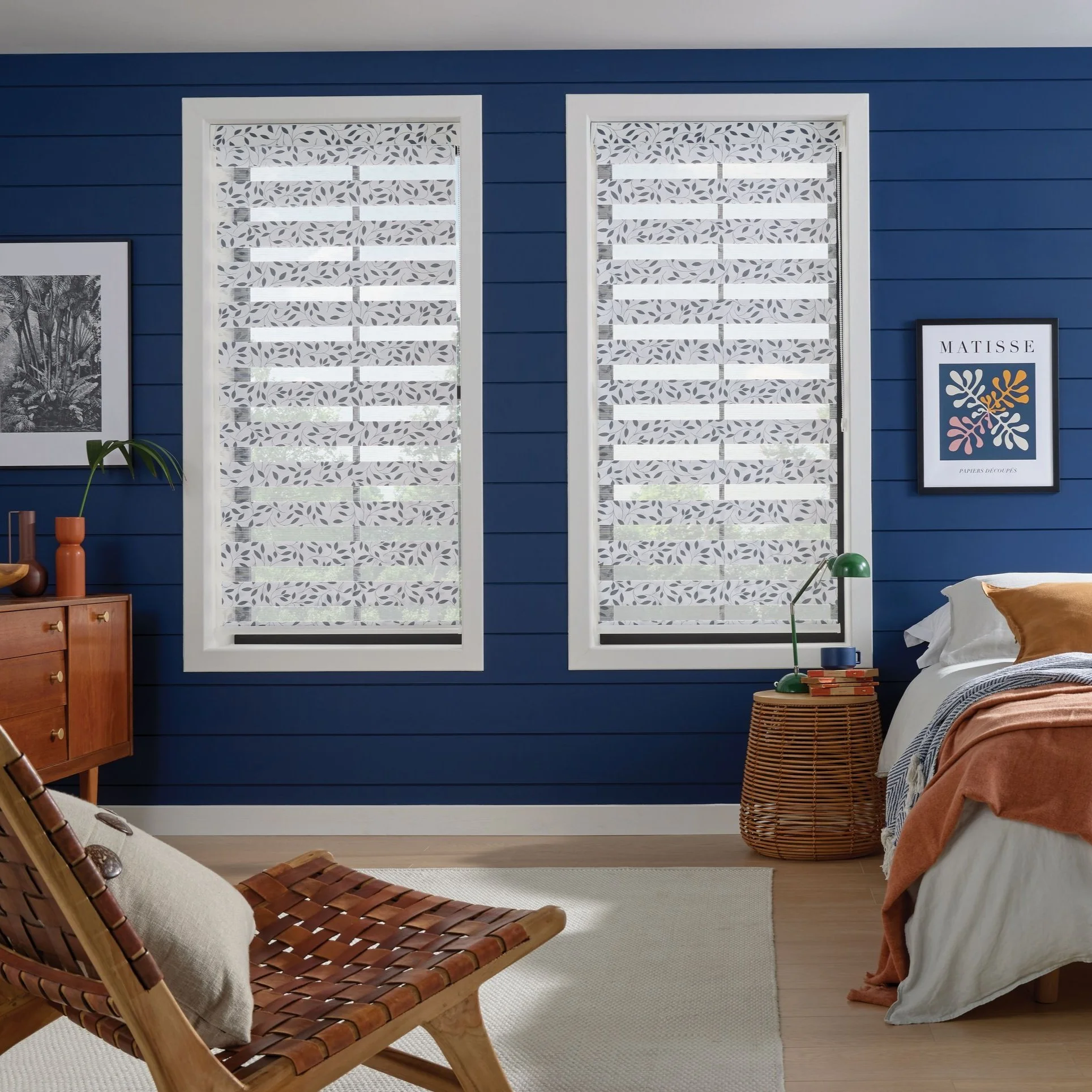 LL_2023_Vision_Classica_Navy_Bed_Main_Open_Down_Mail.jpg