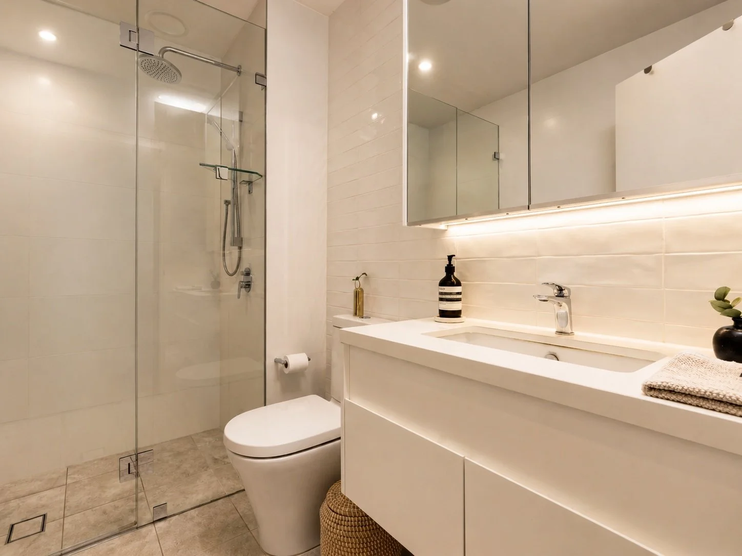 06_modern_minimalist_bathroom_with_sleek_design.jpeg