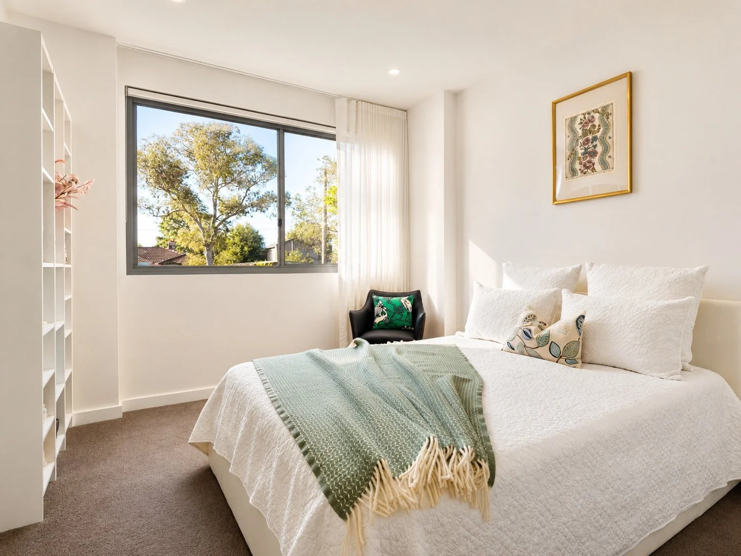04_modern_minimalist_bedroom_with_natural_light.jpeg