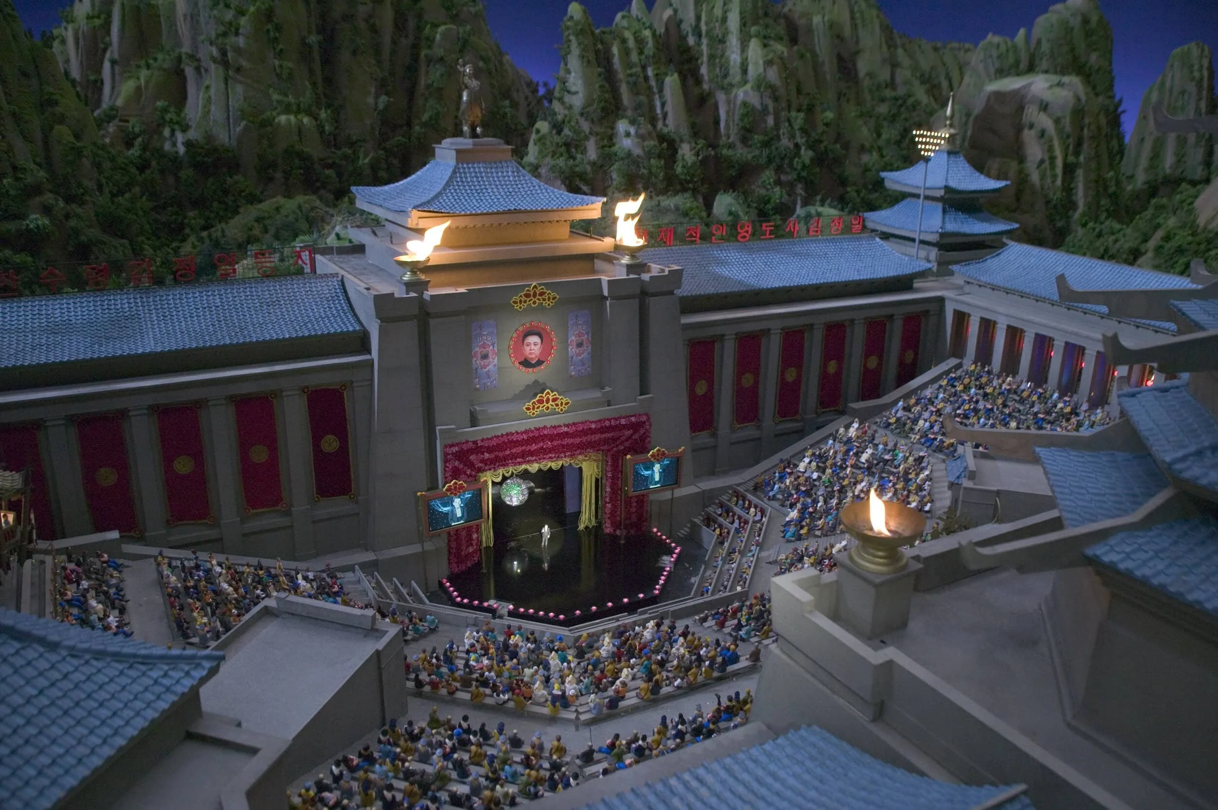 10_TeamAmerica_KimJungIl_Theater.jpg