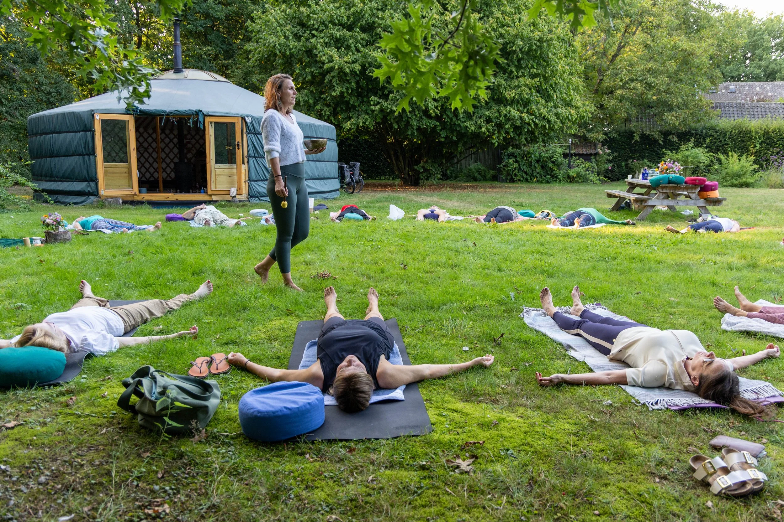liggende yogi's Eva klankschaal plus yurt.jpg