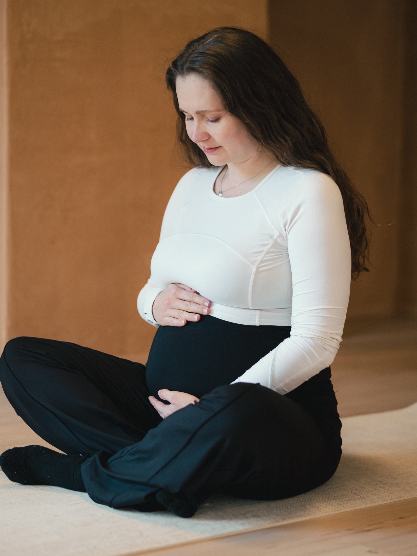 A little love letter to pregnancy yoga 💛 

Yoga has been a part of my life for about 15 years. It has supported me through many different phases and transitions, and pregnancy has been no exception.

These last few months, I&rsquo;ve gotten so much 
