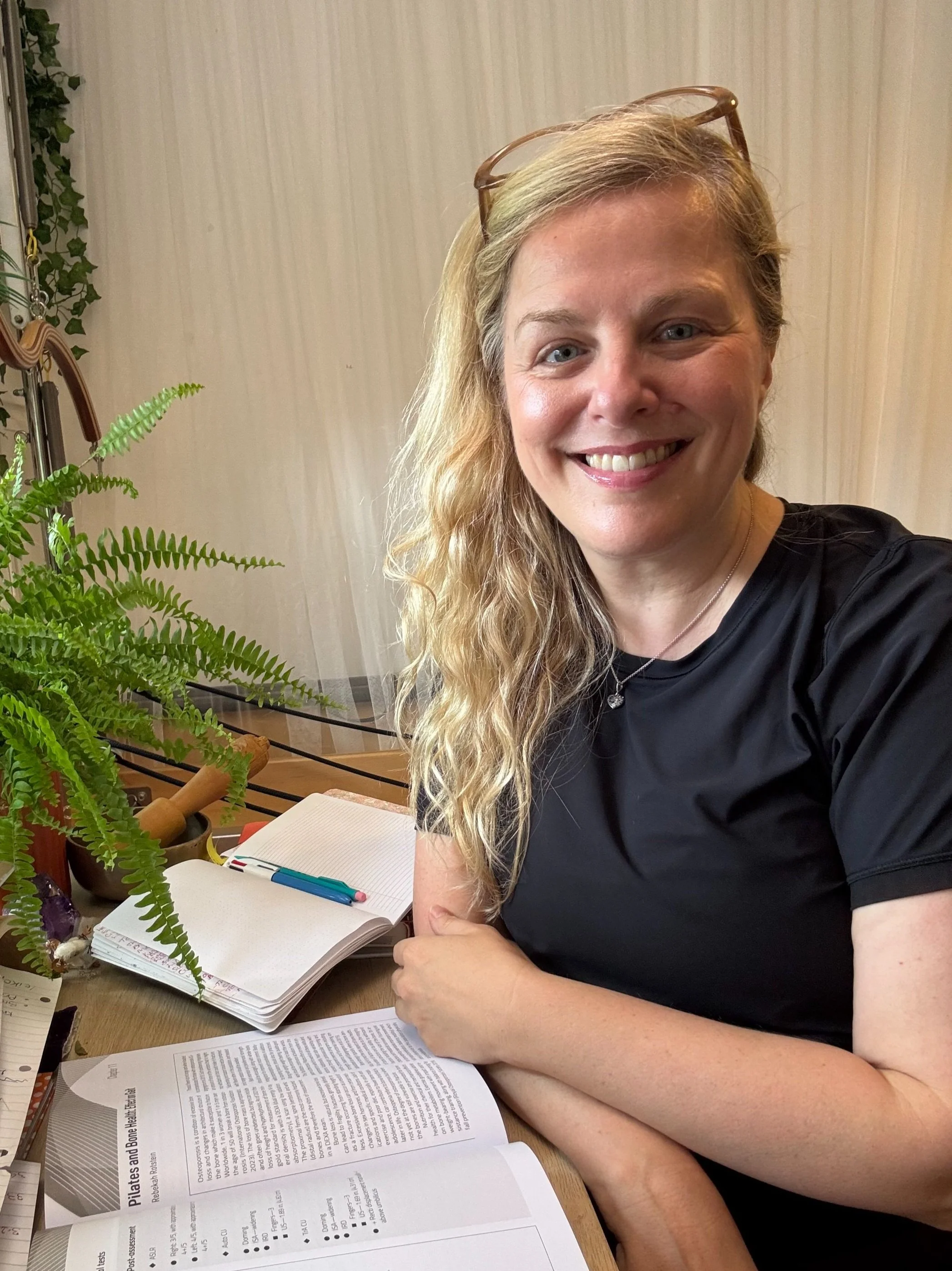 Sarah Pritchard, Master Somatic Movement Therapist, in her virtual studio consulting on client movement outcomes and somatic therapy.