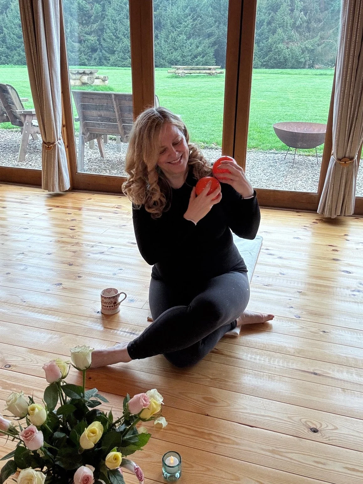 Expert Level 4 Franklin Method® Educator Sarah Pritchard teaching a somatic movement retreat using balls in the expansive grounds and pine trees of Newton Meadows, Shrewsbury, Shropshire.