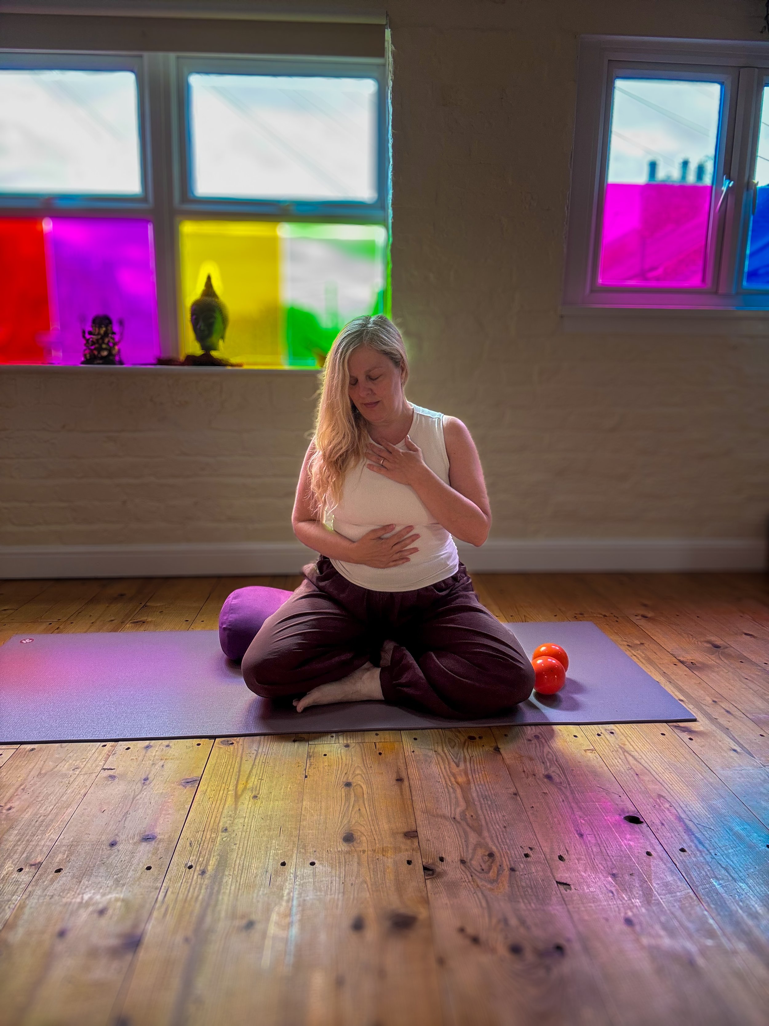 Sarah Pritchard, ISMETA Registered Master Somatic Movement Therapist and Level 4 Franklin Method Educator, demonstrating somatic hand-on-heart and gut practices in York to tune into the three brains and improve vagal tone.