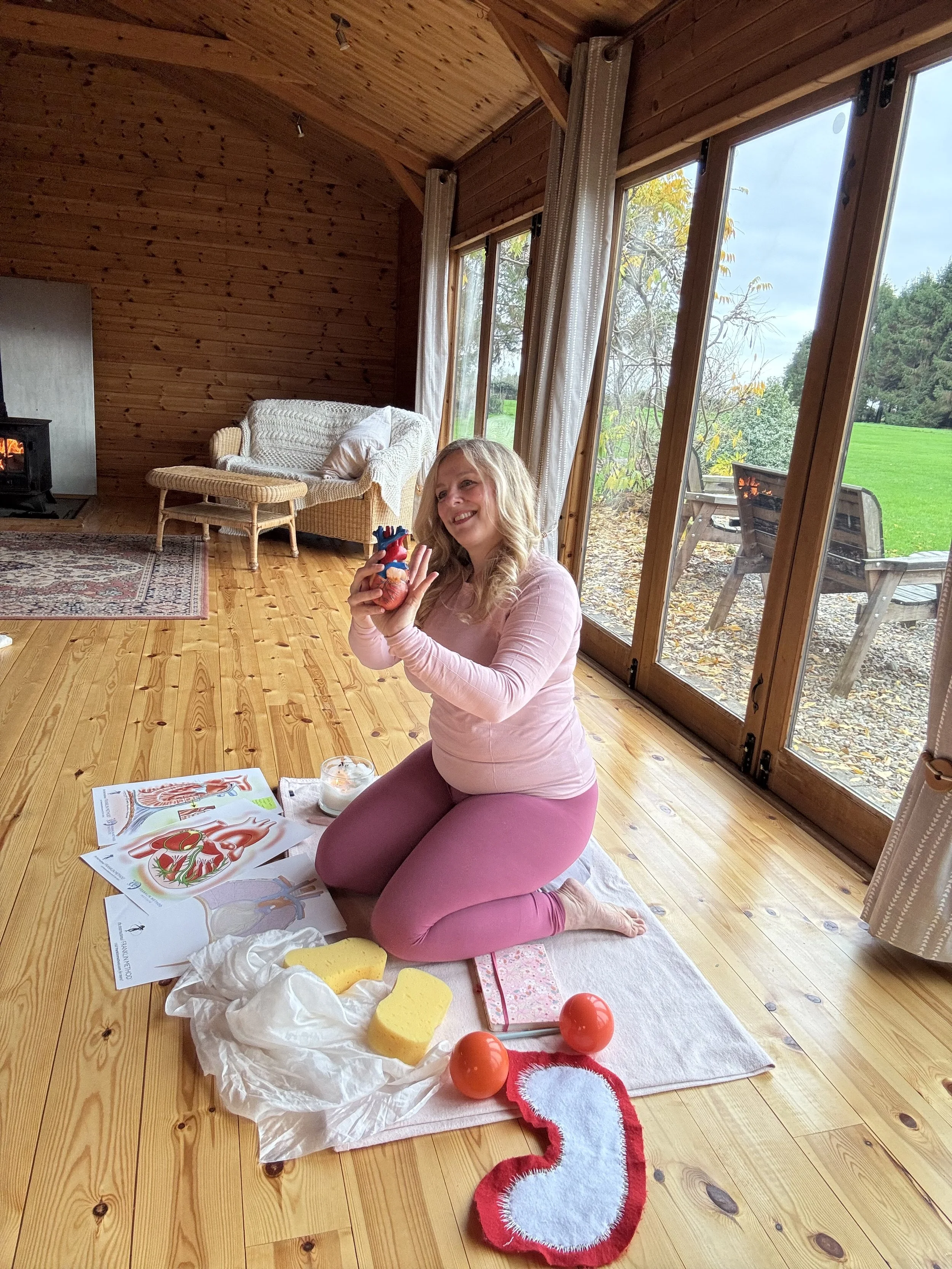 Level 4 Franklin Method® Educator Sarah Pritchard teaching anatomical imagery for spinal freedom at a somatic retreat in Shrewsbury at her Newton Meadows Retreat Venue.