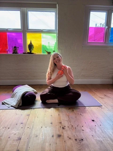 Sarah Pritchard, Level 4 Franklin Method Educator and ISMETA Master Somatic Therapist, welcoming participants to her York somatic movement workshops.