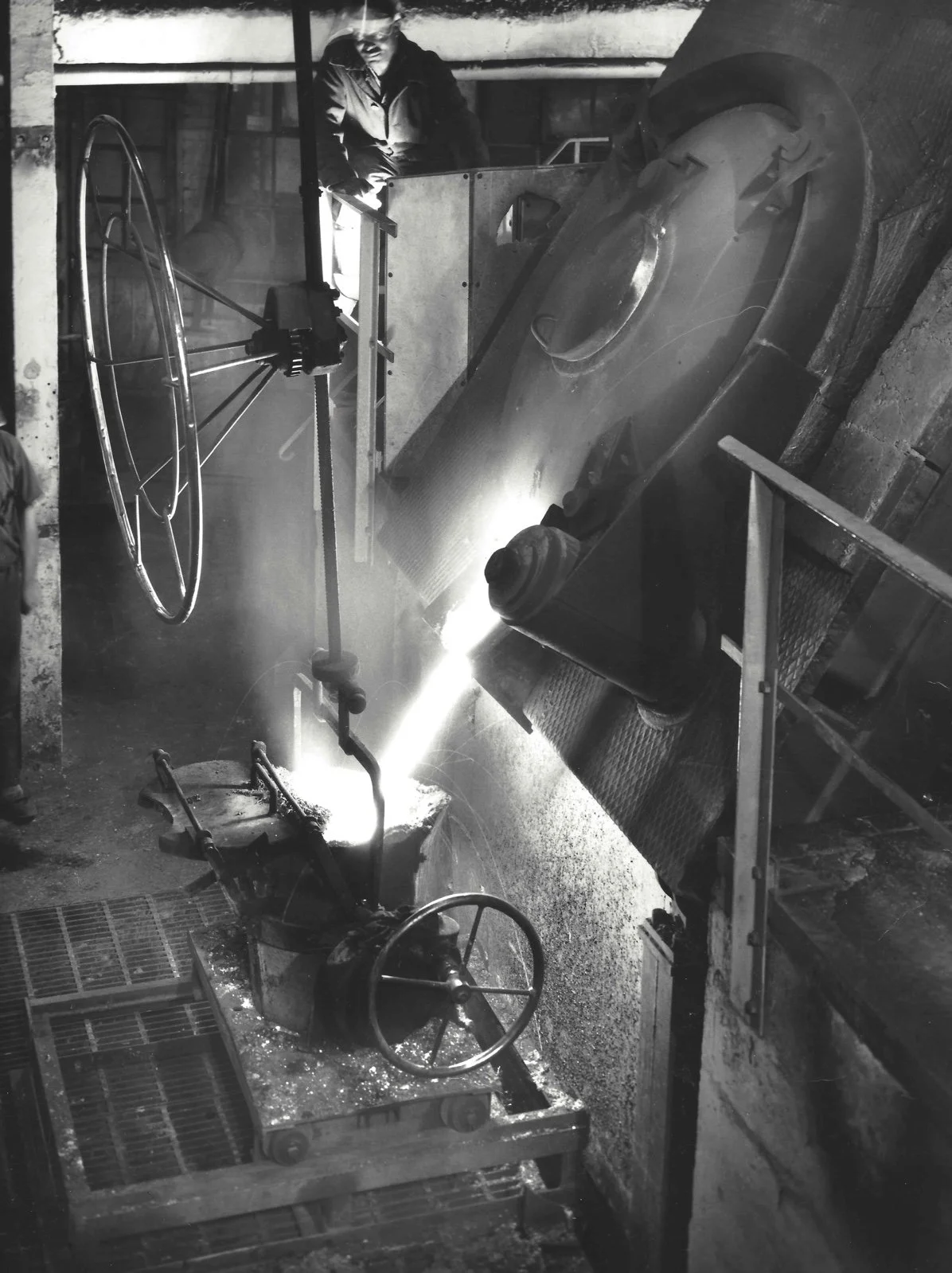Pouring metal