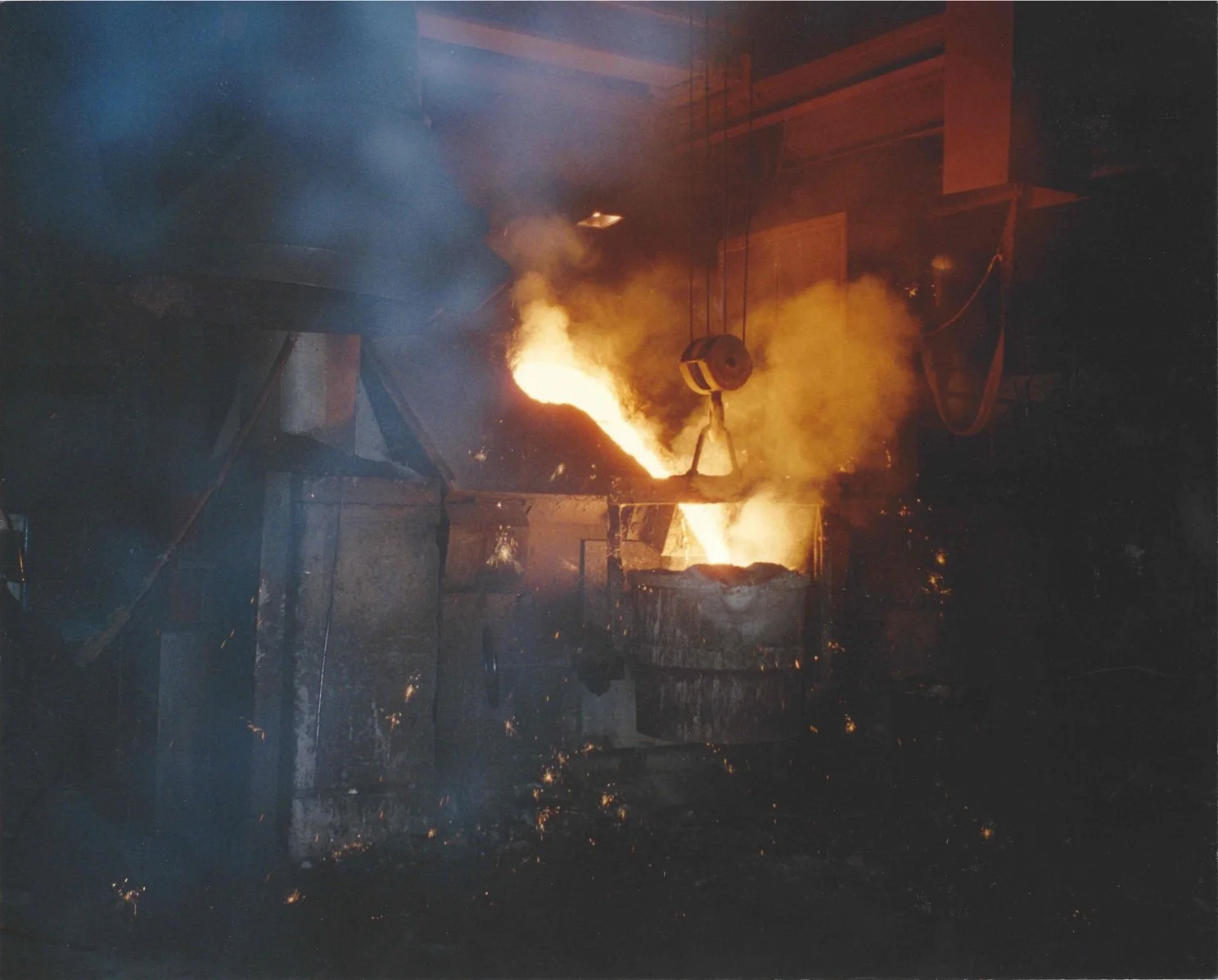 Pouring metal colour