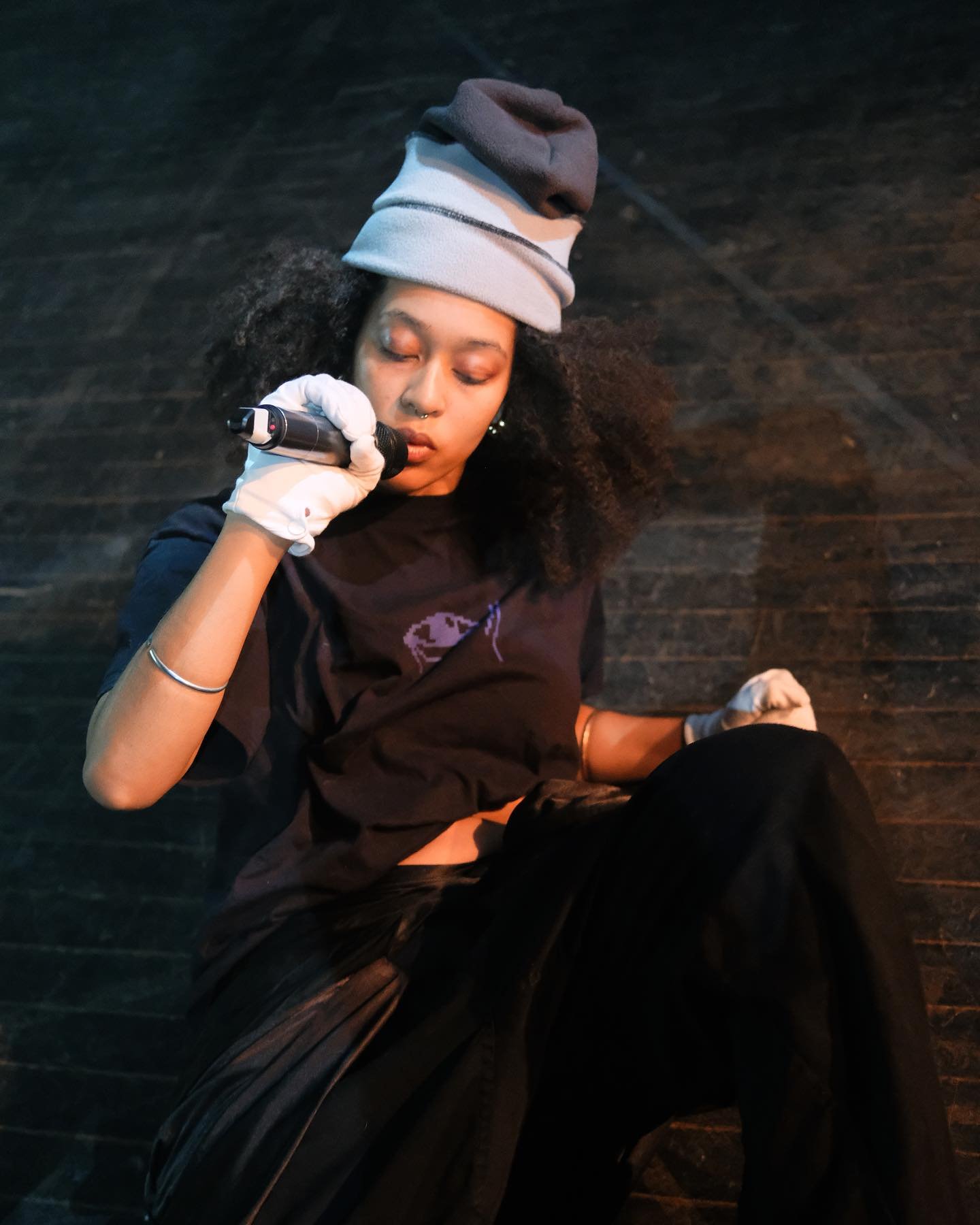 Snippets from our @danceartjournal x @diasporas_now discussion on dance, diaspora, and expanded performance 

𝐼 𝒻𝑒𝑒𝓁 𝓁𝑒𝓈𝓈 𝑜𝒻 𝒶 𝓃𝑒𝑒𝒹 𝓉𝑜 𝓈𝑒𝓅𝒶𝓇𝒶𝓉𝑒 𝓂𝓊𝓈𝒾𝒸 𝒶𝓃𝒹 𝒹𝒶𝓃𝒸𝑒, 𝒶𝓃𝒹 𝐼 𝓉𝒽𝒾𝓃𝓀 𝒶 𝓅𝓁𝒶𝓉𝒻𝑜𝓇𝓂 𝓁𝒾𝓀𝑒 