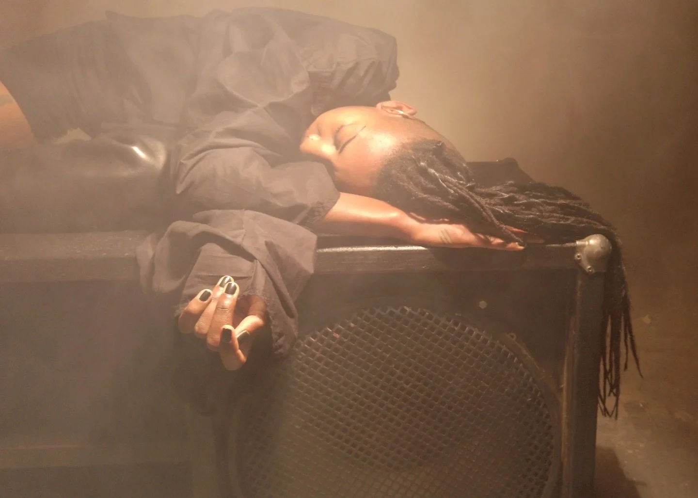 Artist, dancer, and five elements healer SERAFINE1369 joins 𝘊𝘰𝘭𝘭𝘦𝘤𝘵𝘪𝘷𝘦 𝘈𝘭𝘵𝘢𝘳 for 𝘊𝘖𝘋𝘈 &ndash; an offering of live art and music curated by @diasporas_now

London and Folkestone-based @serafine1369 works with dance as a philosophica