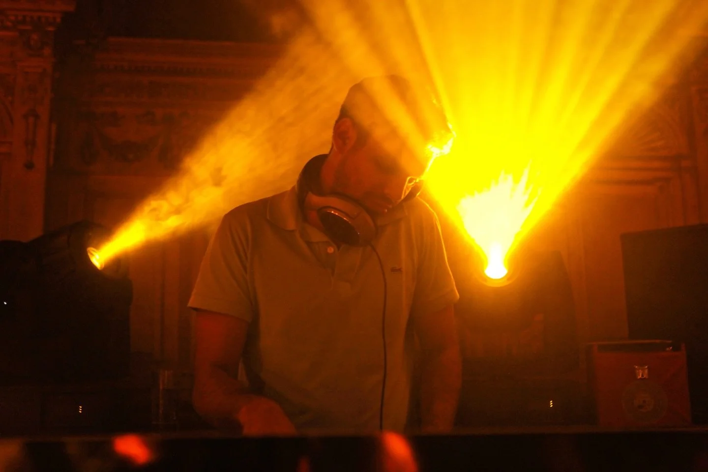 Multidisciplinary visionary Haroon Mirza joins 𝘊𝘰𝘭𝘭𝘦𝘤𝘵𝘪𝘷𝘦 𝘈𝘭𝘵𝘢𝘳 for 𝘊𝘖𝘋𝘈 &ndash; an offering of live art and music curated by @diasporas_now

Haroon Mirza is a @labiennale @calderfoundation @hauskonstruktiv award-winning artist rep