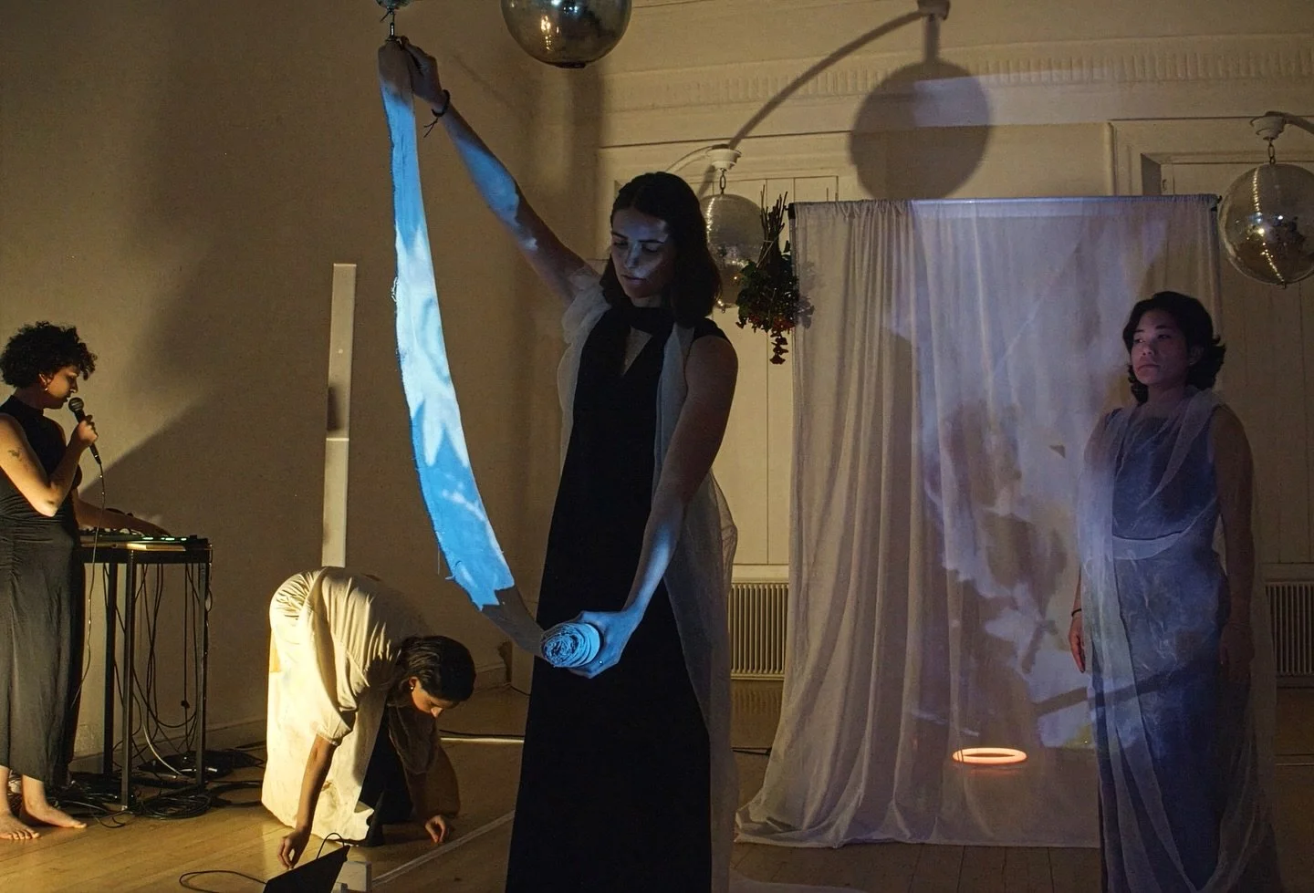 WIP: Sharing Space led by Diasporas Now artist Paola Estrella (@py_star) at @icalondon joined by ICA Creatives Elie Arden (@elie.arden), Jiho Lee (@whataholiday.jiho) and Sofia Pomeroy (@sofipomeroy).

They collectively presented a performance about 