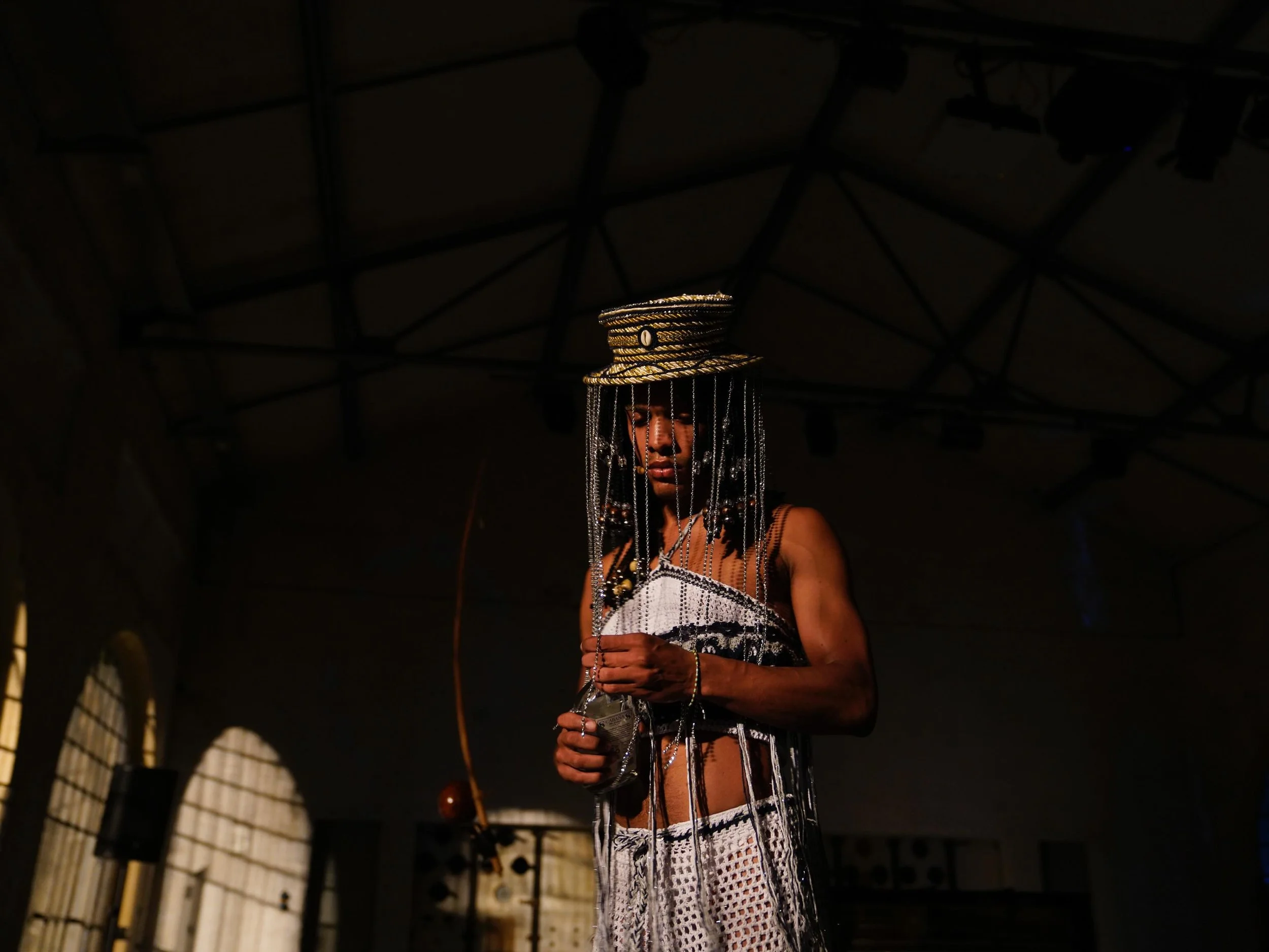 Meet Om&iacute; (@ramo_omi), performing at @southlondongallery for @diasporas_now&rsquo;s 𝘔𝘢𝘤𝘳𝘰𝘤𝘰𝘴𝘮𝘪𝘤 𝘍𝘶𝘵𝘶𝘳𝘦𝘴 tour 

Om&iacute; Gabriel Delnevo (b. 1996, they/she) is a musician, transdisciplinary artist, and cultural producer of Ja