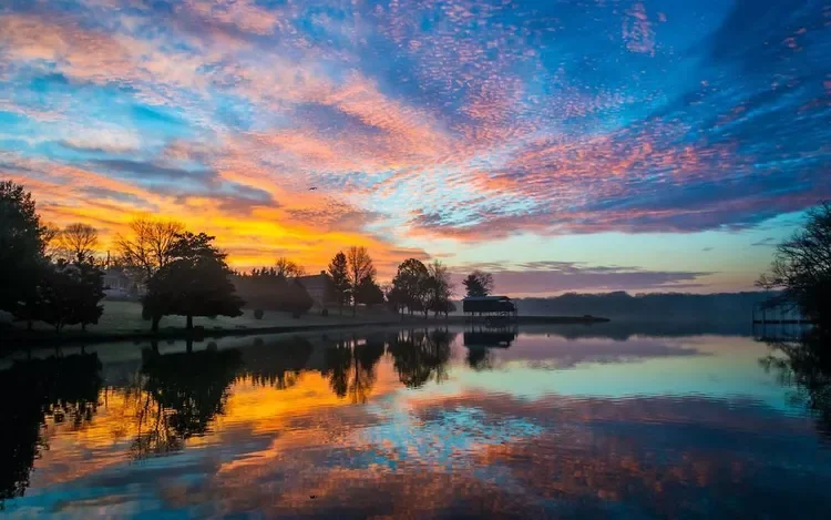 Hendersonville residents enjoy Old Hickory Lake year-round, and many live lakeside!