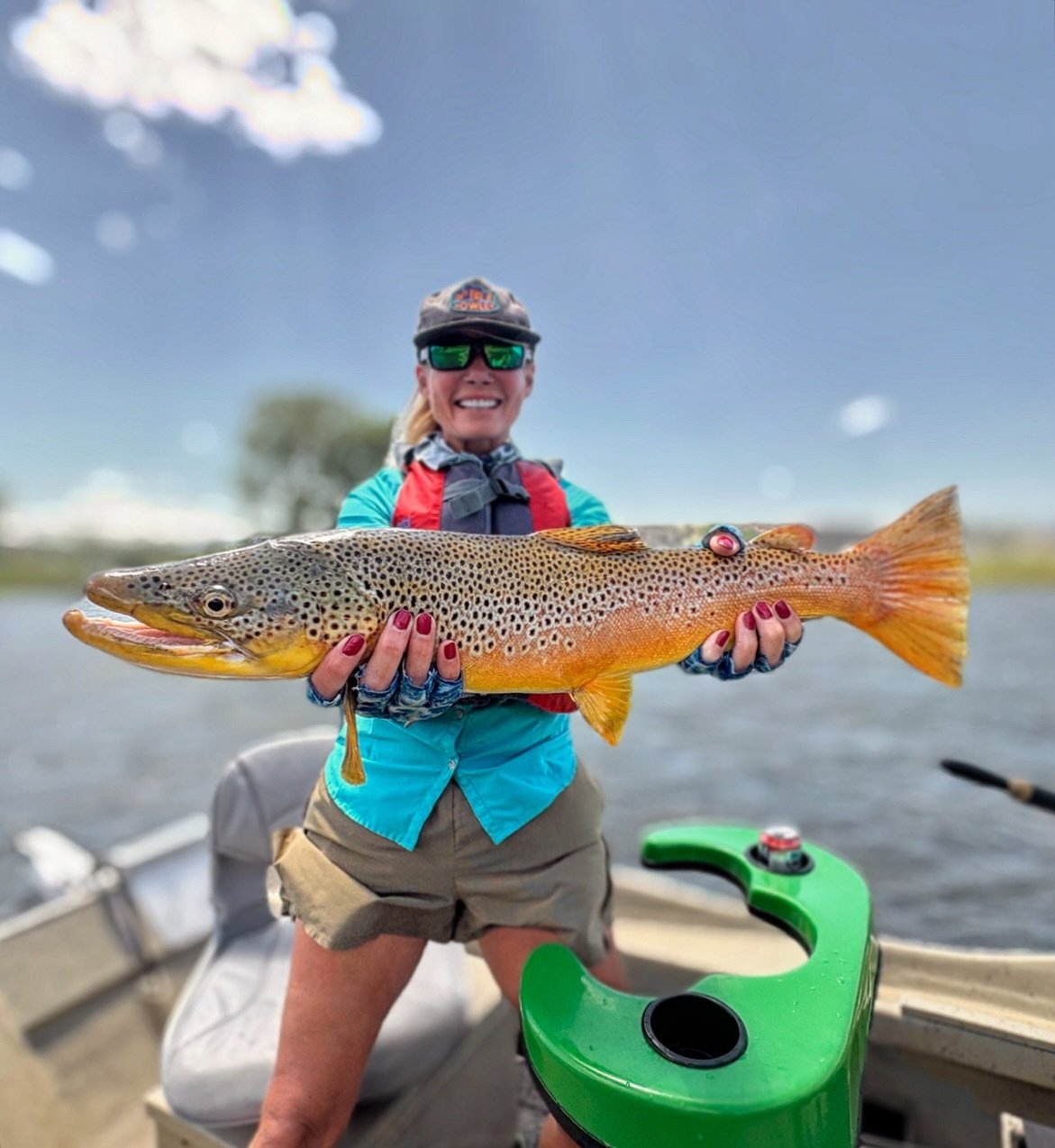 An absolute gem 💎 indeed that put up an amazing fight, but @kimasaabe was ready for the battle 🥊 💥 👍 🎣 💦  #cwsff #coloradowestslopeflyfishing #nature #smile #travel #flyfishing #fishing #trout #browntrout #fish #rainbowtrout #beautiful #bassfis