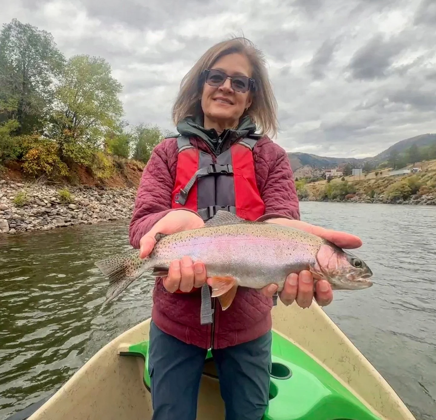Tracey &amp; Joe keeping it real on their first Colorado River adventure 💦 🎣 👌😊 #cwsff #coloradowestslopeflyfishing #nature #smile #travel #flyfishing #fishing #trout #browntrout #fish #rainbowtrout #beautiful #bassfishing #happy #coloradoflyfish