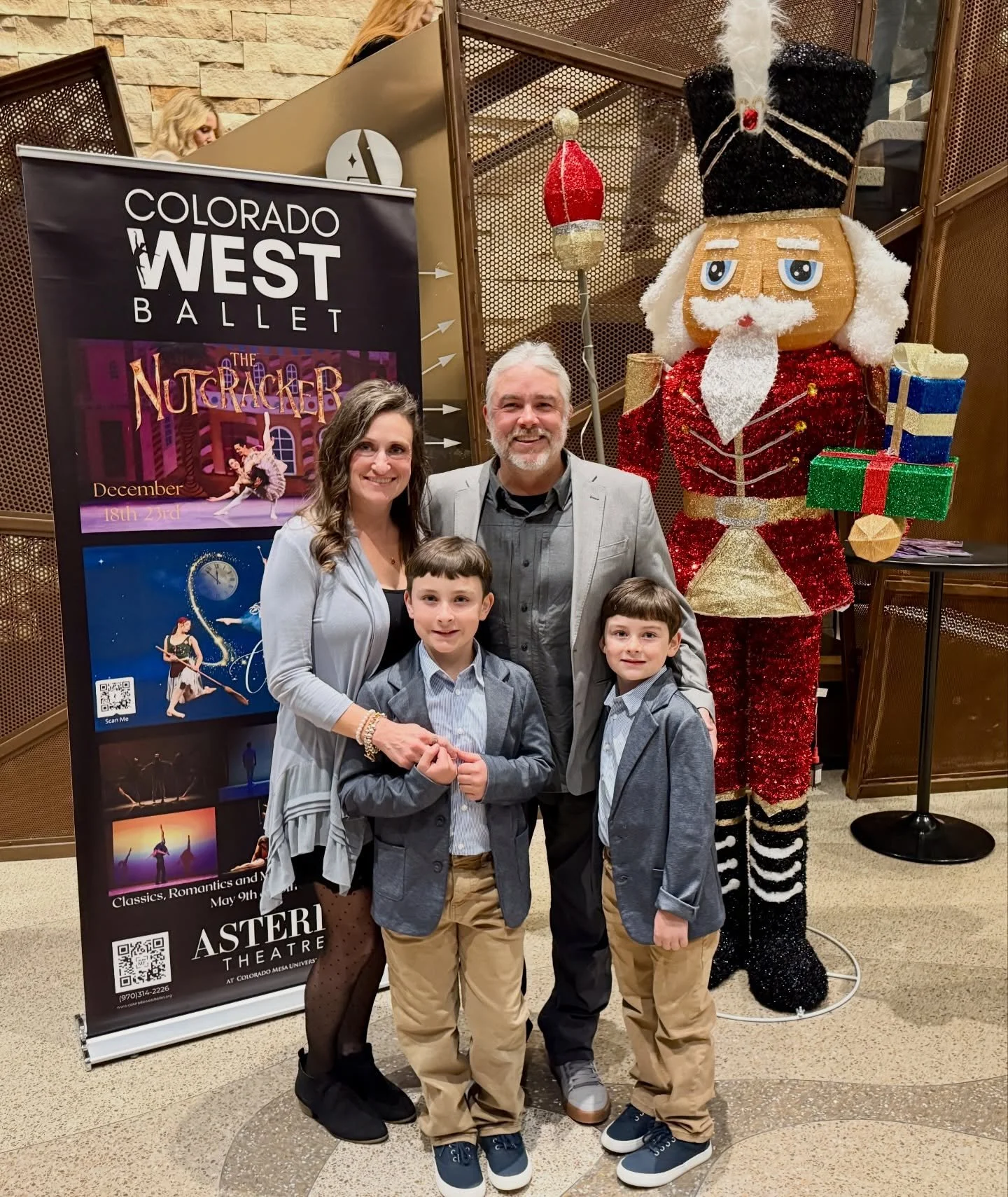 Merry Christmas and Happy Holidays from the McKenna&rsquo;s 🎄 ❄️ ☃️ 💫 🎁 We hope you all have an amazing holiday and Happy New Year 💥 🥳 🥂 Nothing but the best to you all!!! 😊#merrychristmas #happyholidays #happynewyear #cwsff #wesco @reebs16 @r