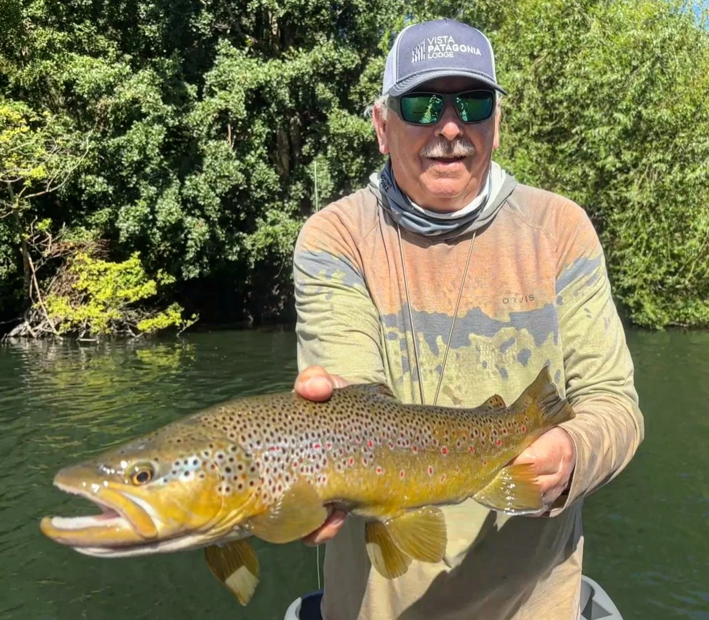 Marrrr-Teen aka @marvin.schaffer with a nice trout in Chile 🇨🇱 Always fun with @vista.patagonia @erikhufnagle 🎣 #cwsff #coloradowestslopeflyfishing #flyfishing #fishing #patagonia 😃 🐒 🍌 @coloradowestslopeflyfishing 💦