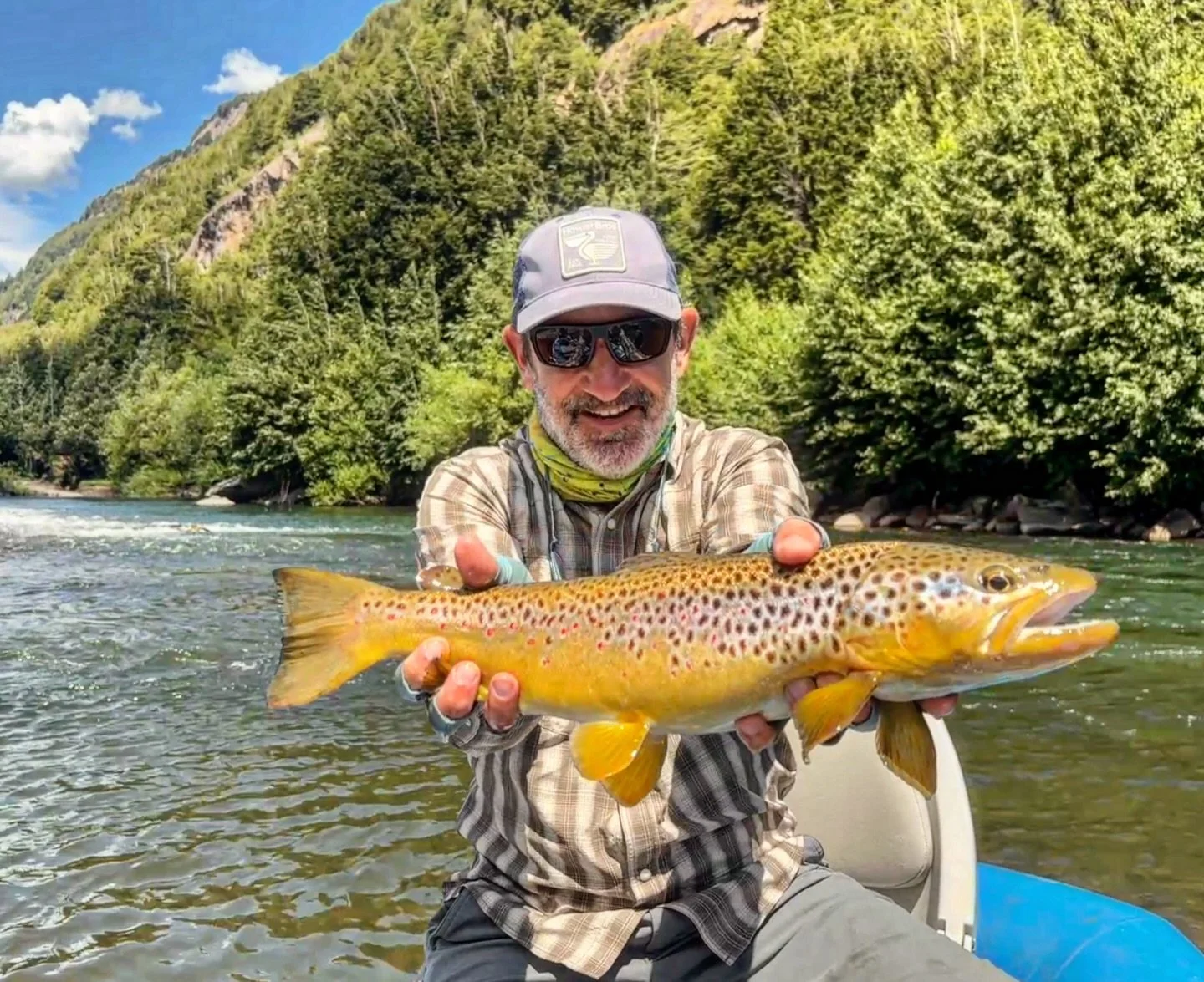 @noelwilliamsmd with a nice brown in Chile 🇨🇱 with @vista.patagonia on a gorgeous day ☀️ #cwsff #coloradowestslopeflyfishing #flyfishing #patagonia #fishing @coloradowestslopeflyfishing 💦