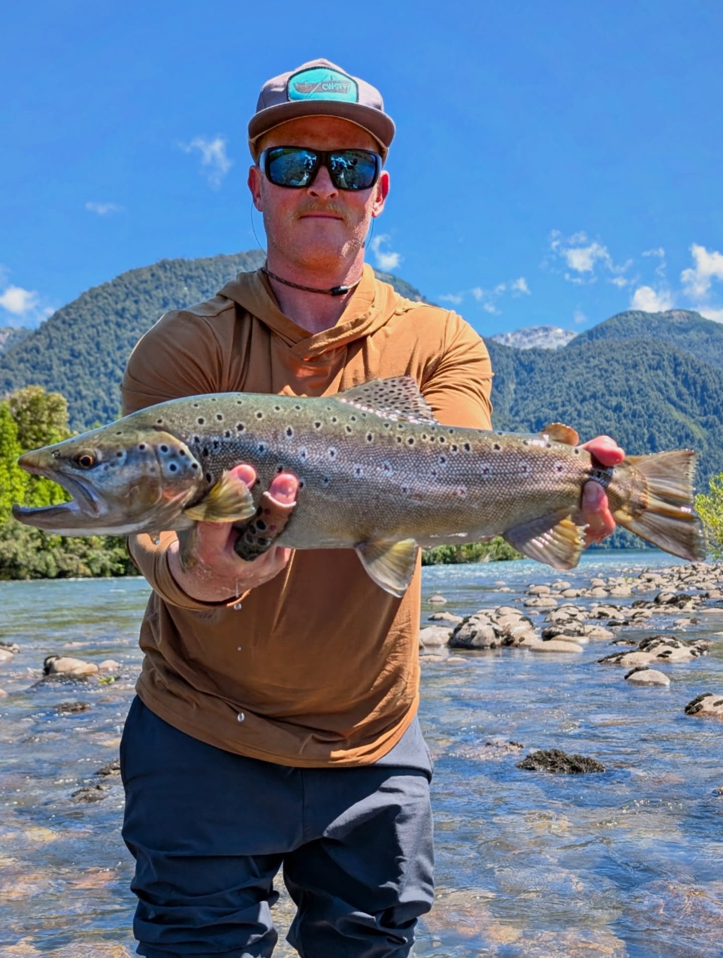 @thegurz970 with a special treat in Chile 🇨🇱 with @yelchoflyfishing @dryfly56541 🎣 @chileanglers ~ A beautiful fish 🐟 gorgeous back drop ⛰️ and nothing but sunshine ☀️ and clear water 💦 for the day 👍 #cwsff #flyfishing #chile #fishing #colorado