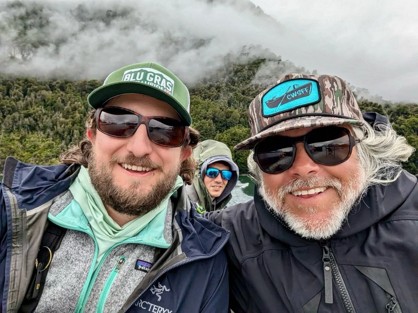 Boats rides and fishin&rsquo; with @fly_fishing_broker @yelchoflyfishing @dryfly56541 @m_suazo_h @chileanglers 💦 #cwsff #flyfishing #chile #patagonia #coloradowestslopeflyfishing 🇨🇱 @coloradowestslopeflyfishing 👍👌🙏