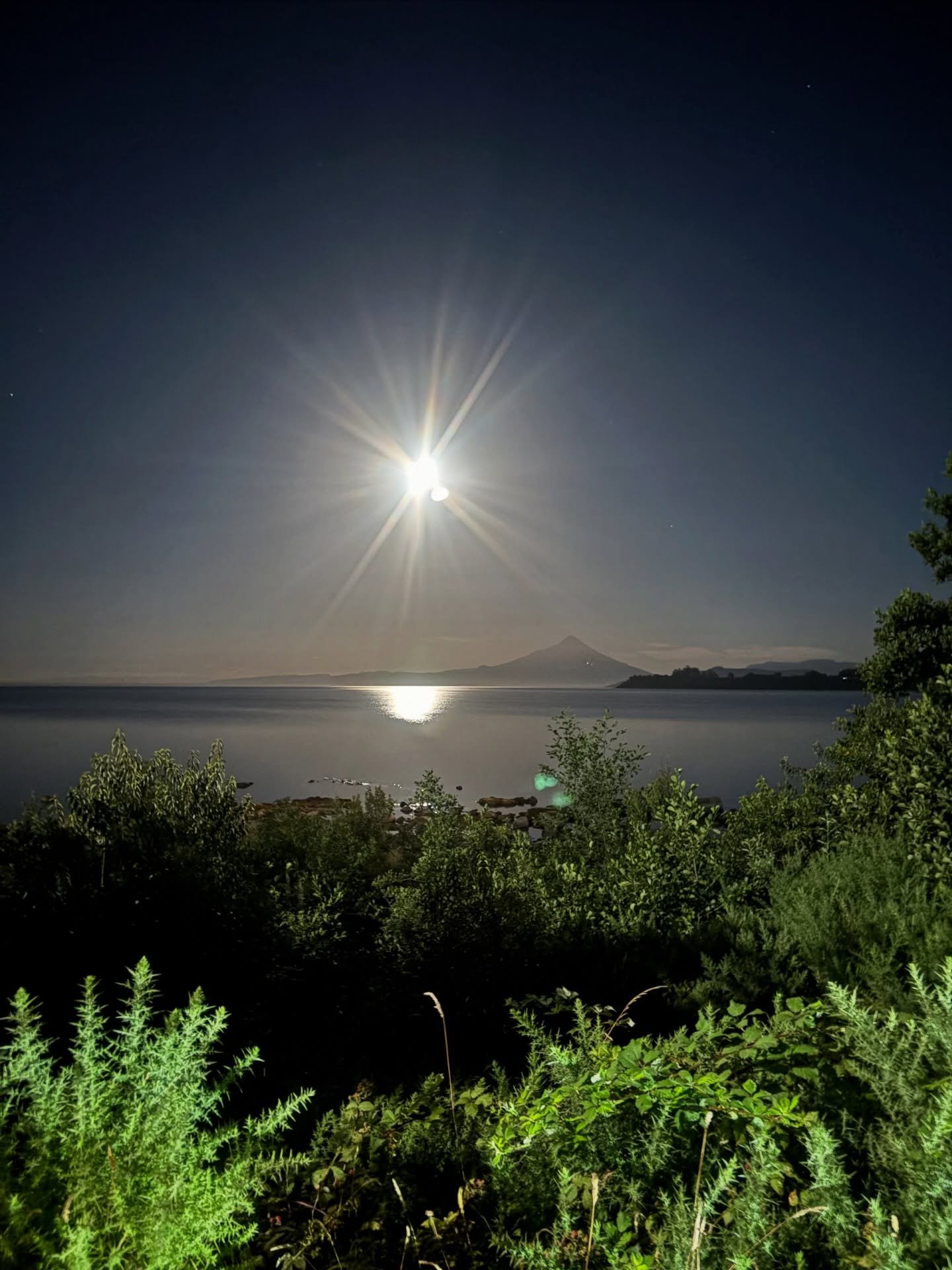 The Snow Moon ❄️ 🌕 in Chile 🇨🇱 with Osorno Volcano 🌋 = EPIC!!! @fly_fishing_broker @marvin.schaffer @jeffmckenna29flyfishing @coloradowestslopeflyfishing ~ 2026 @vista.patagonia @yelchoflyfishing 🎣 💦 🙏 @solacehotel_puertovaras 🌖 👌