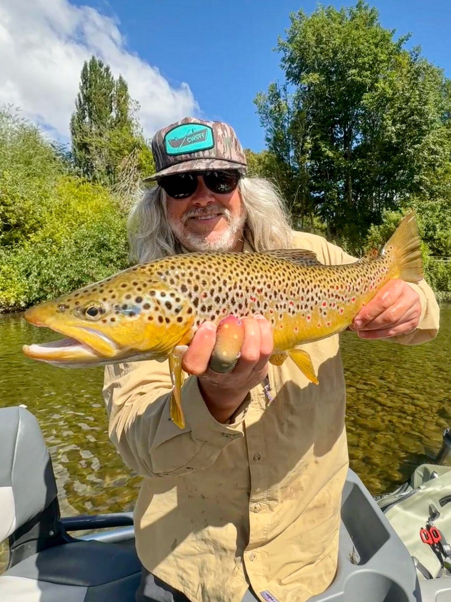 A special one with @vista.patagonia &amp; @erikhufnagle on the RIO 🐟 🎣 #cwsff #coloradowestslopeflyfishing #flyfishing #patagonia #chile 🇨🇱 😀 👌@coloradowestslopeflyfishing ~ Buenos momentos en el agua 💦 👍 🙏 Hard to believe it been 7 years fi