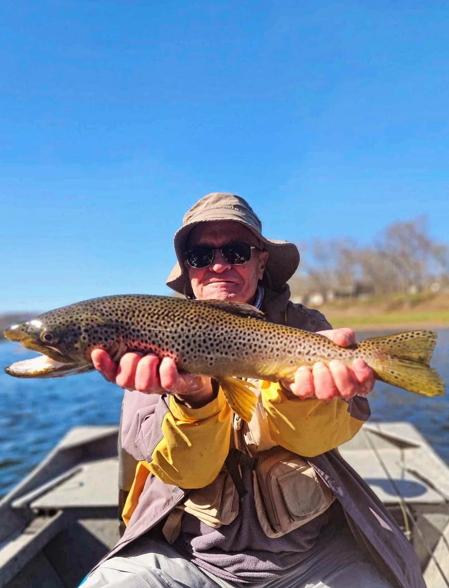 Dave &amp; @lisa_flysandguides with a great trip closer fish on a wonderful adventure to the White River 💦 Good times with the whole crew 👍 Want to join in next year on some good ole&rsquo; times in Arkansas?!? Let us know as we hope to see YOU on 
