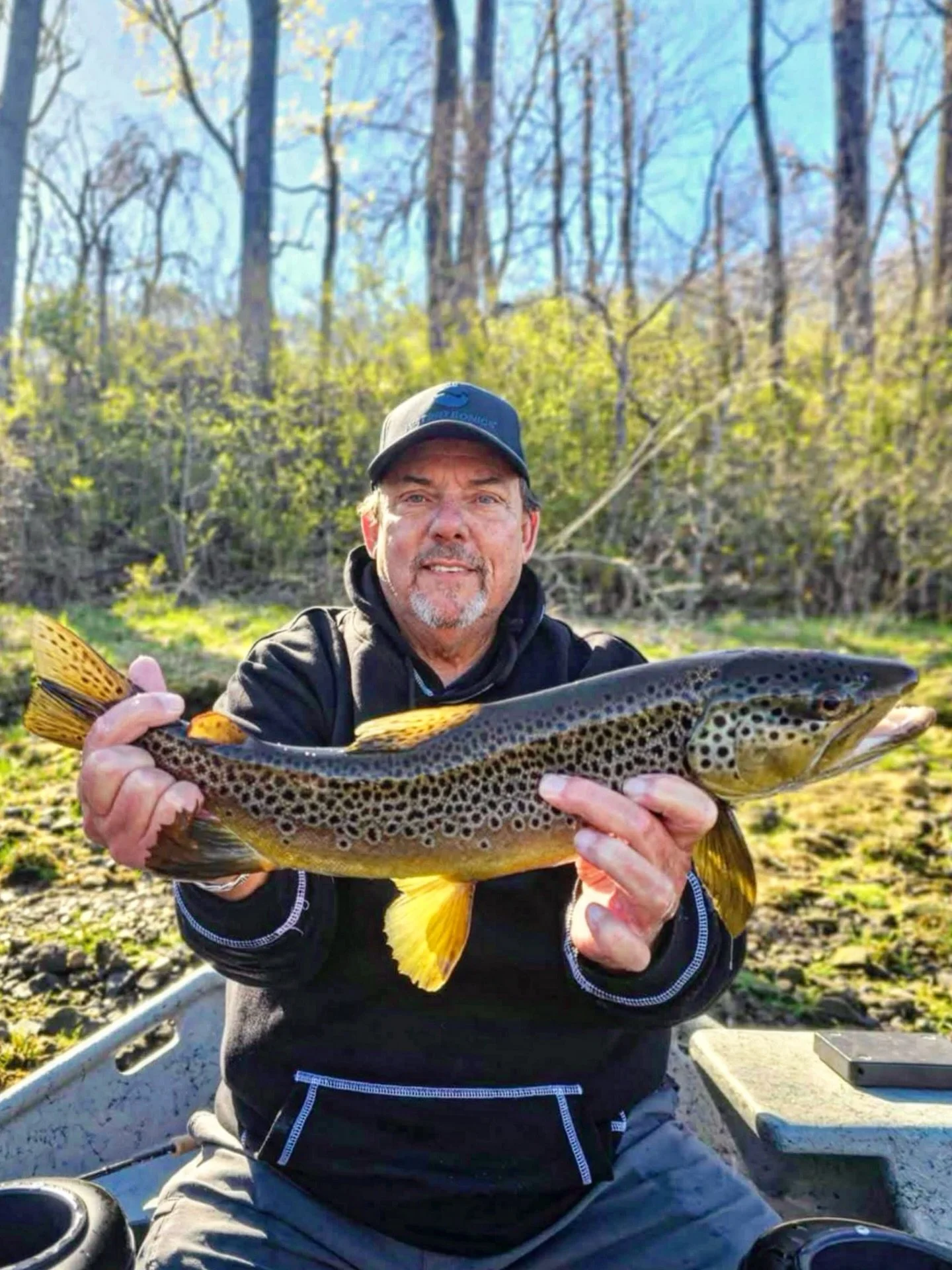 A beauty day and a beauty fish caught by Willie &amp; @lisa_flysandguides on the White River in Arkansas with @coloradowestslopeflyfishing and our 2026 Annual Hosted Trip 🎣 😃 Way to go you 2️⃣ 👍 @michiganstreamside @whiterivertroutlodge Awesome 👏