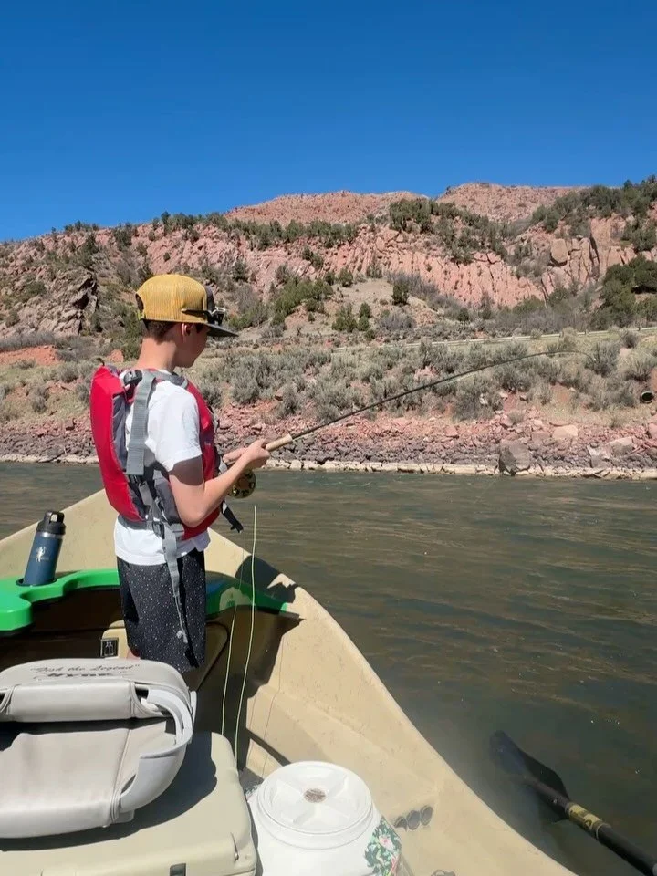 Catching some rays ☀️ and fish 🐟with Easton and taking in the river mile by mile 😀 Way to go and what a way to celebrate a Spring Break in good company 👍👏💙 🎣 💦 🛶 @gs_pursuits @crystalserbinstewart @jeffmckenna29flyfishing @ultimatealaskanadve